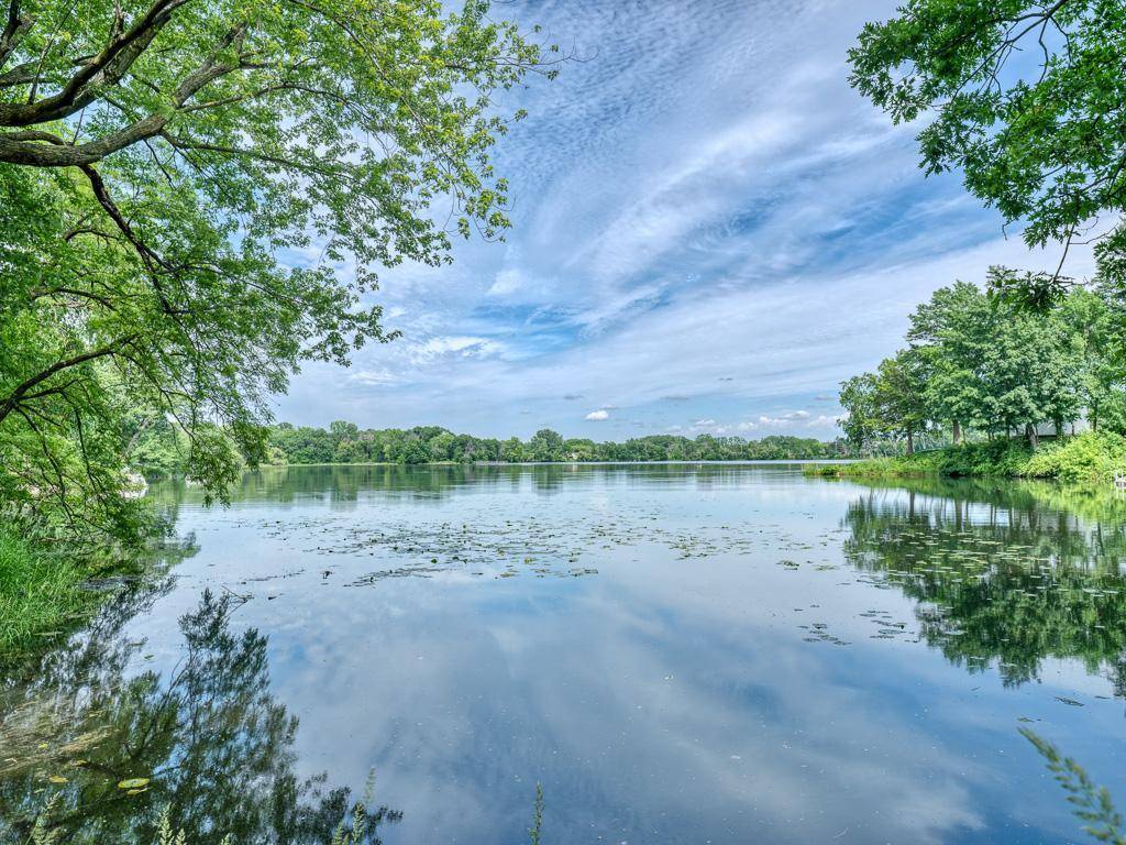 North Saint Paul, MN 55109,2848 Lake BLVD