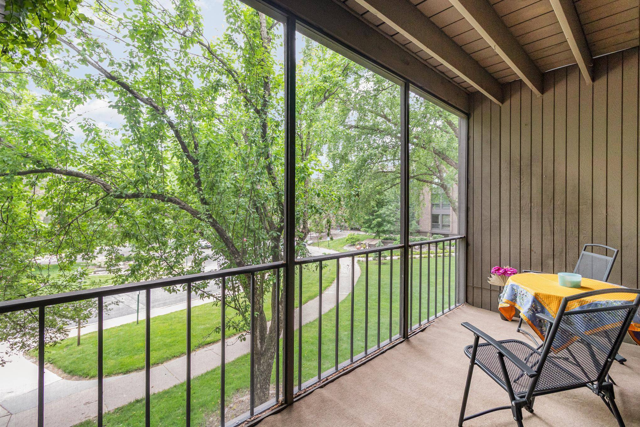 Edina, MN 55436,6085 Lincoln DR #220