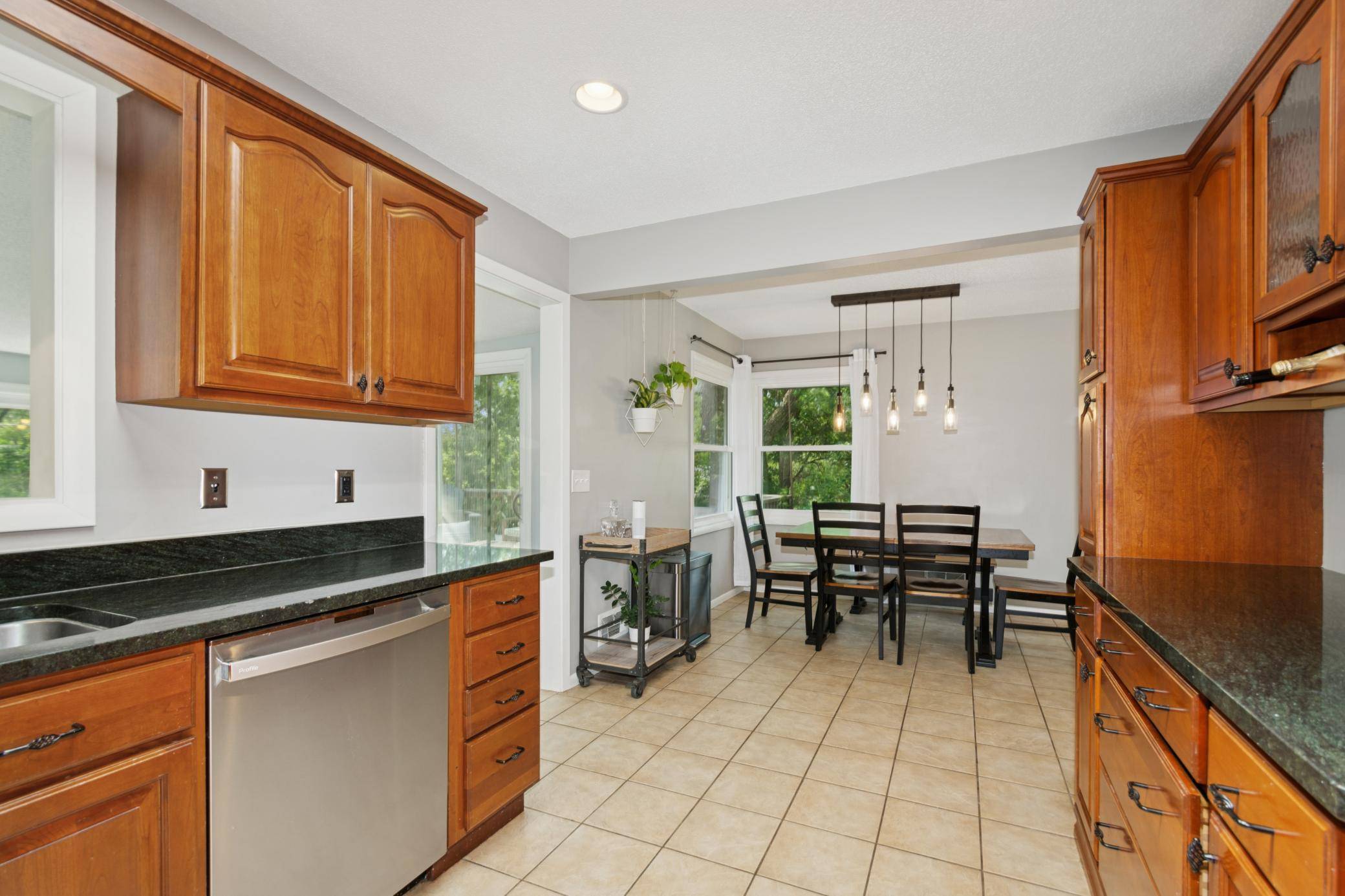 Minnetonka, MN 55345,15613 Boulder Creek DR