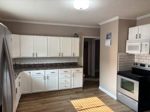 Windom, MN 56101,664 12th ST
