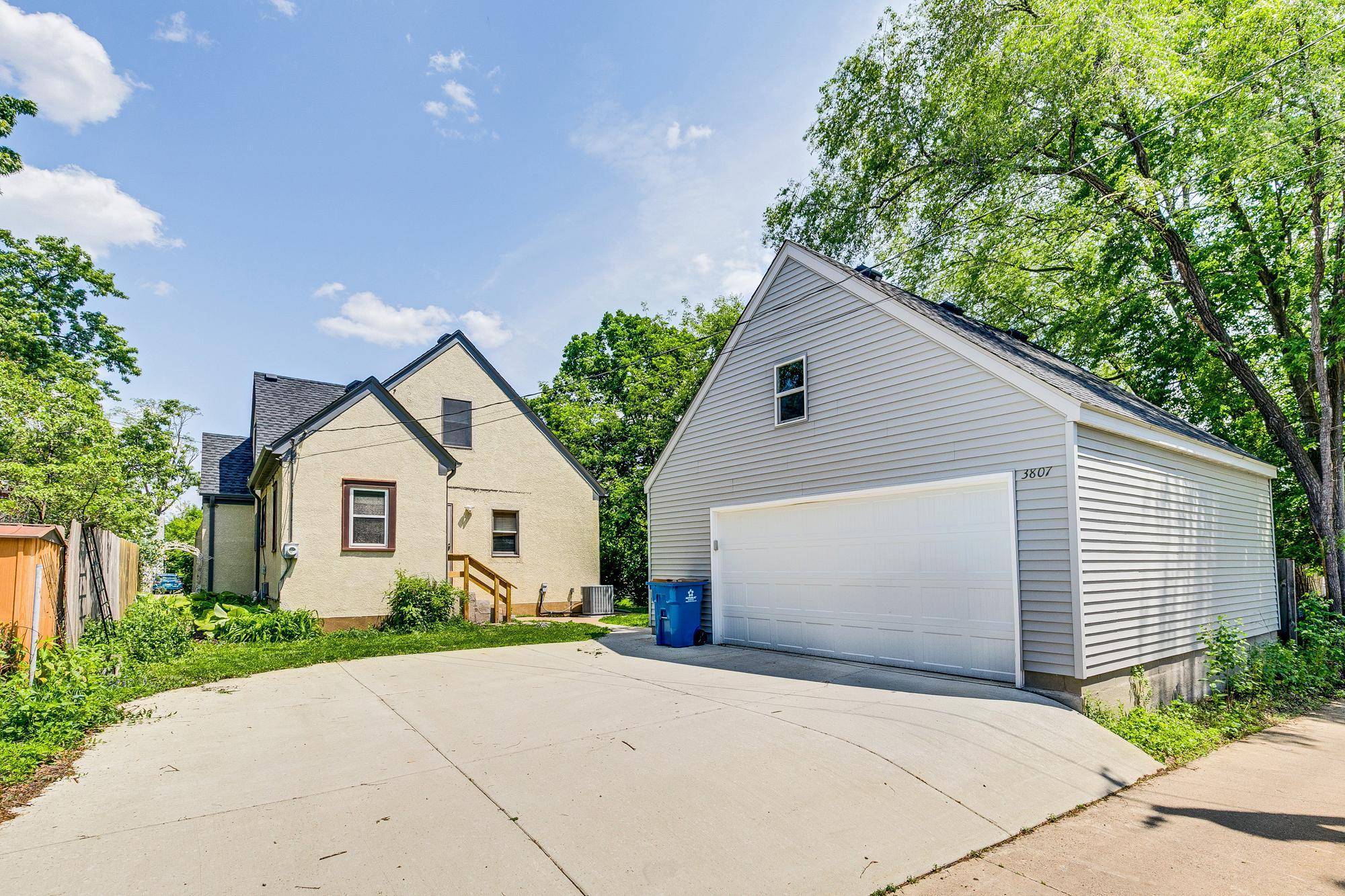 Robbinsdale, MN 55422,3807 Hubbard AVE N