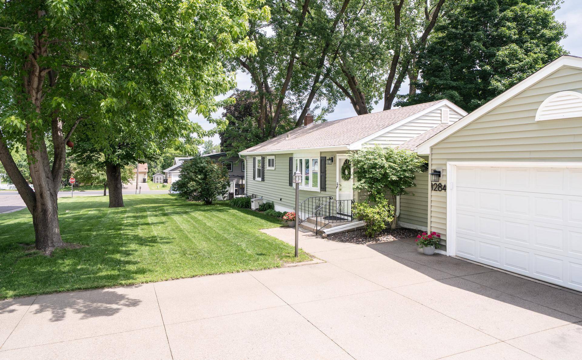 Maplewood, MN 55109,1284 Lealand RD E