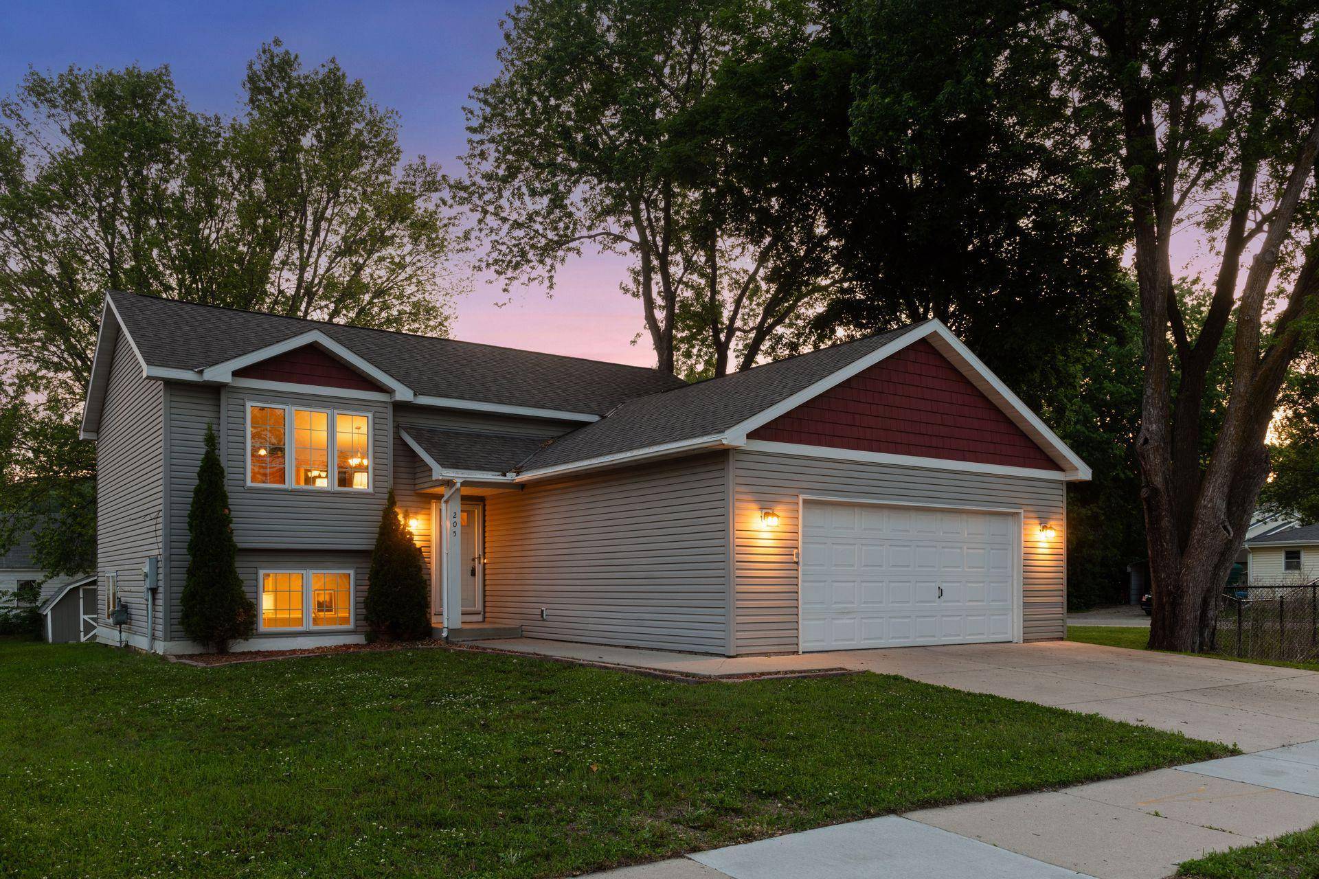 Chaska, MN 55318,205 N Hickory ST N