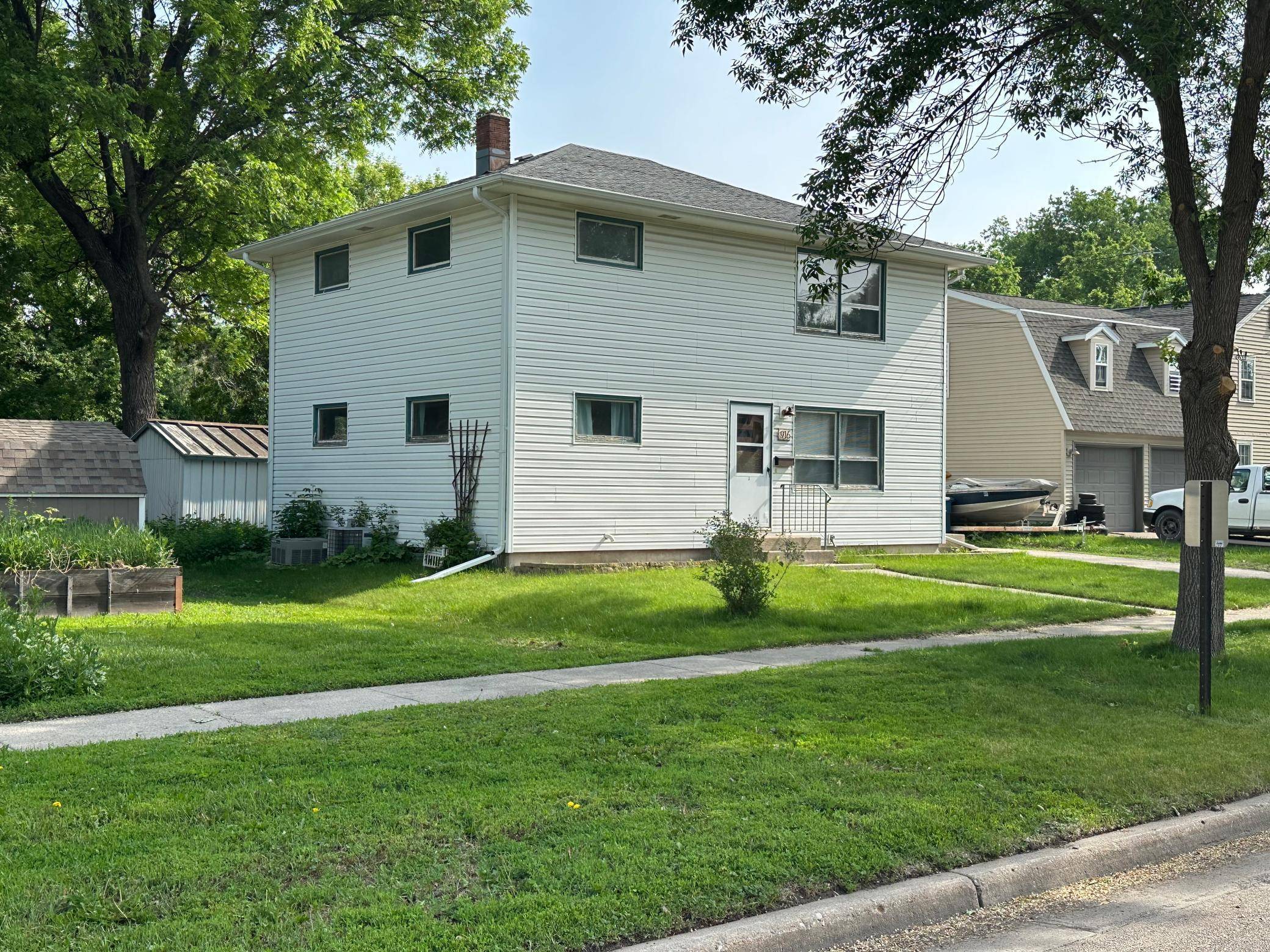 Moorhead, MN 56560,916 5th AVE N