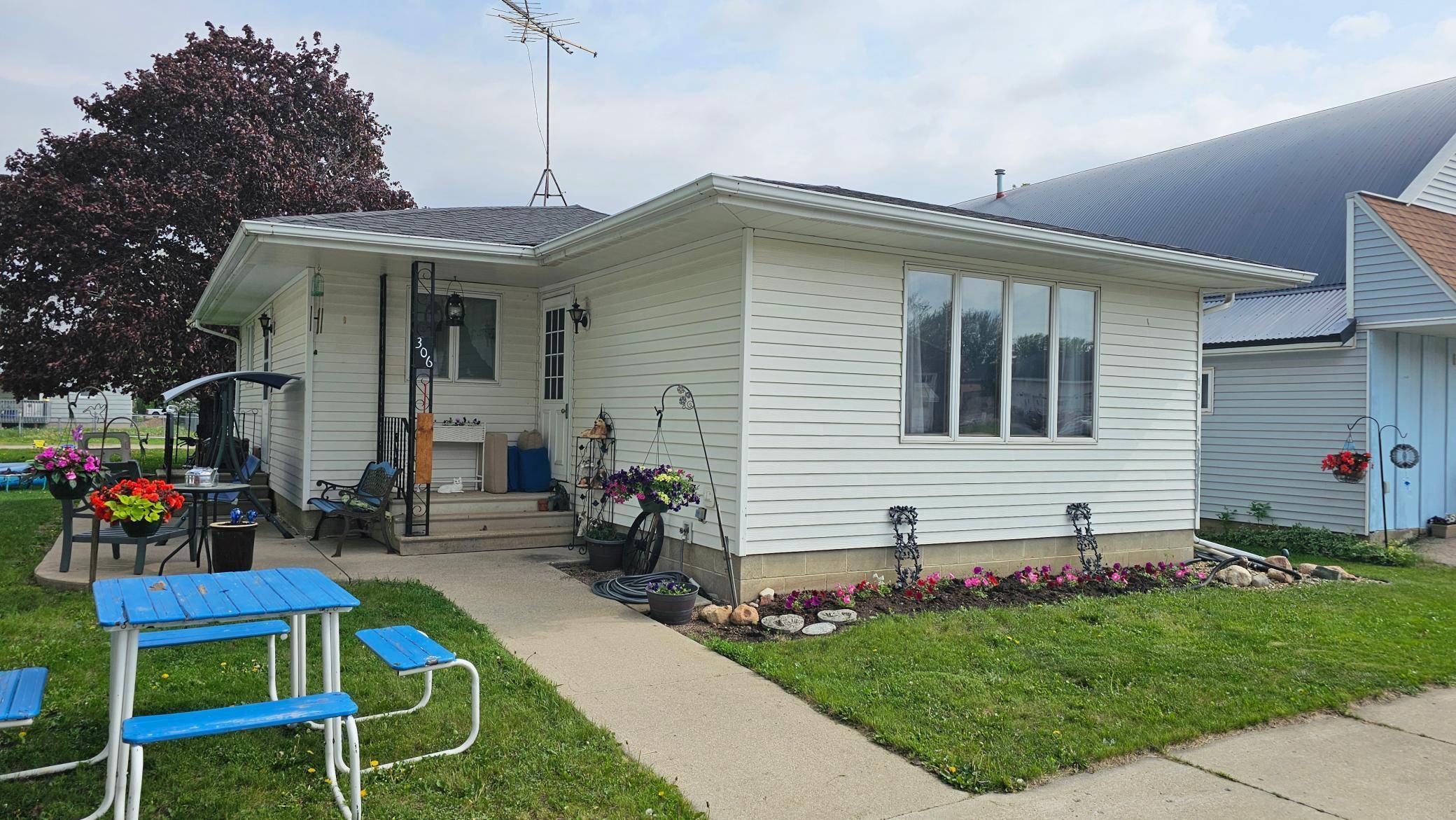 West Concord, MN 55985,306 Main ST