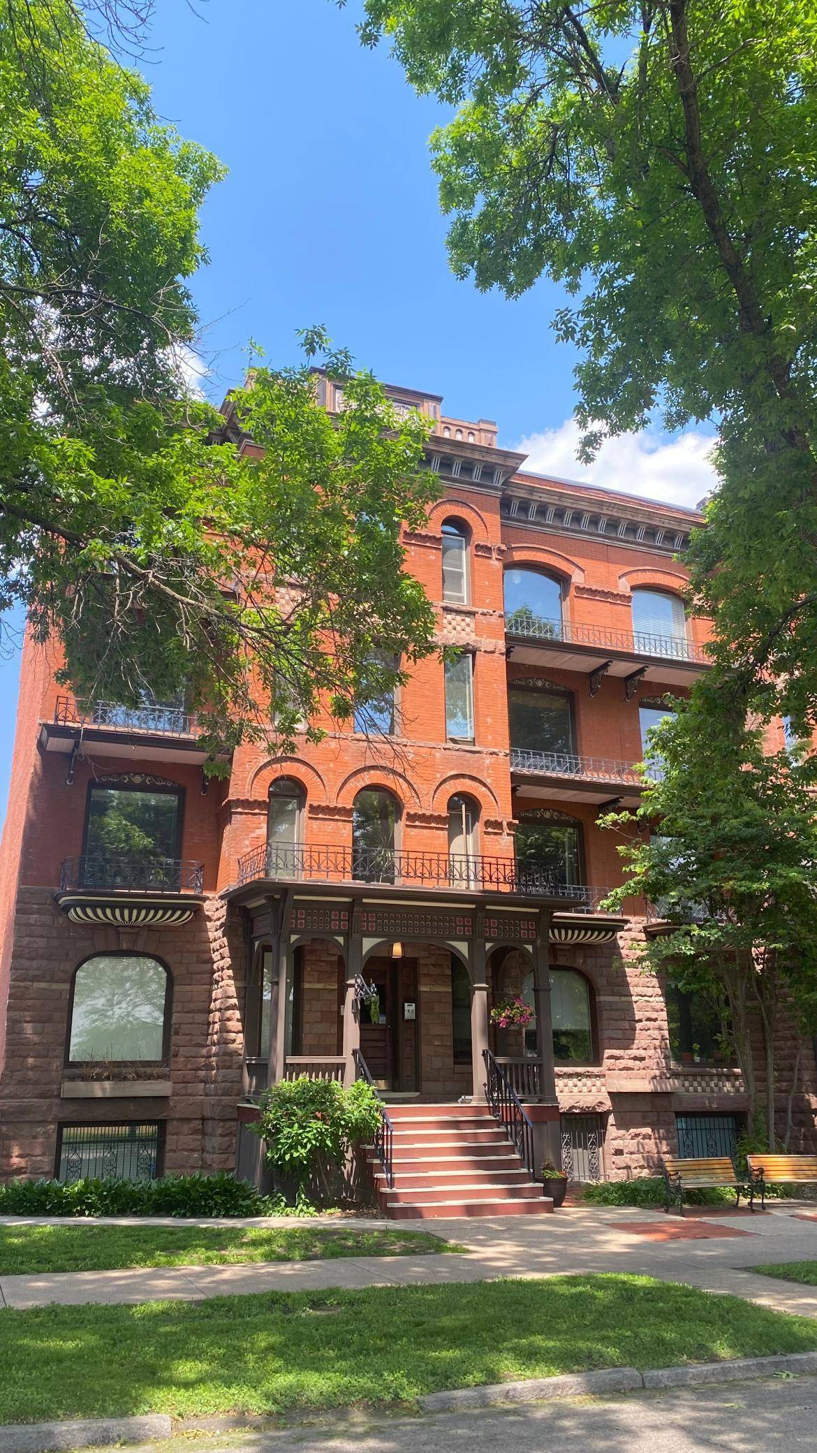 Saint Paul, MN 55104,703 Laurel AVE #4W