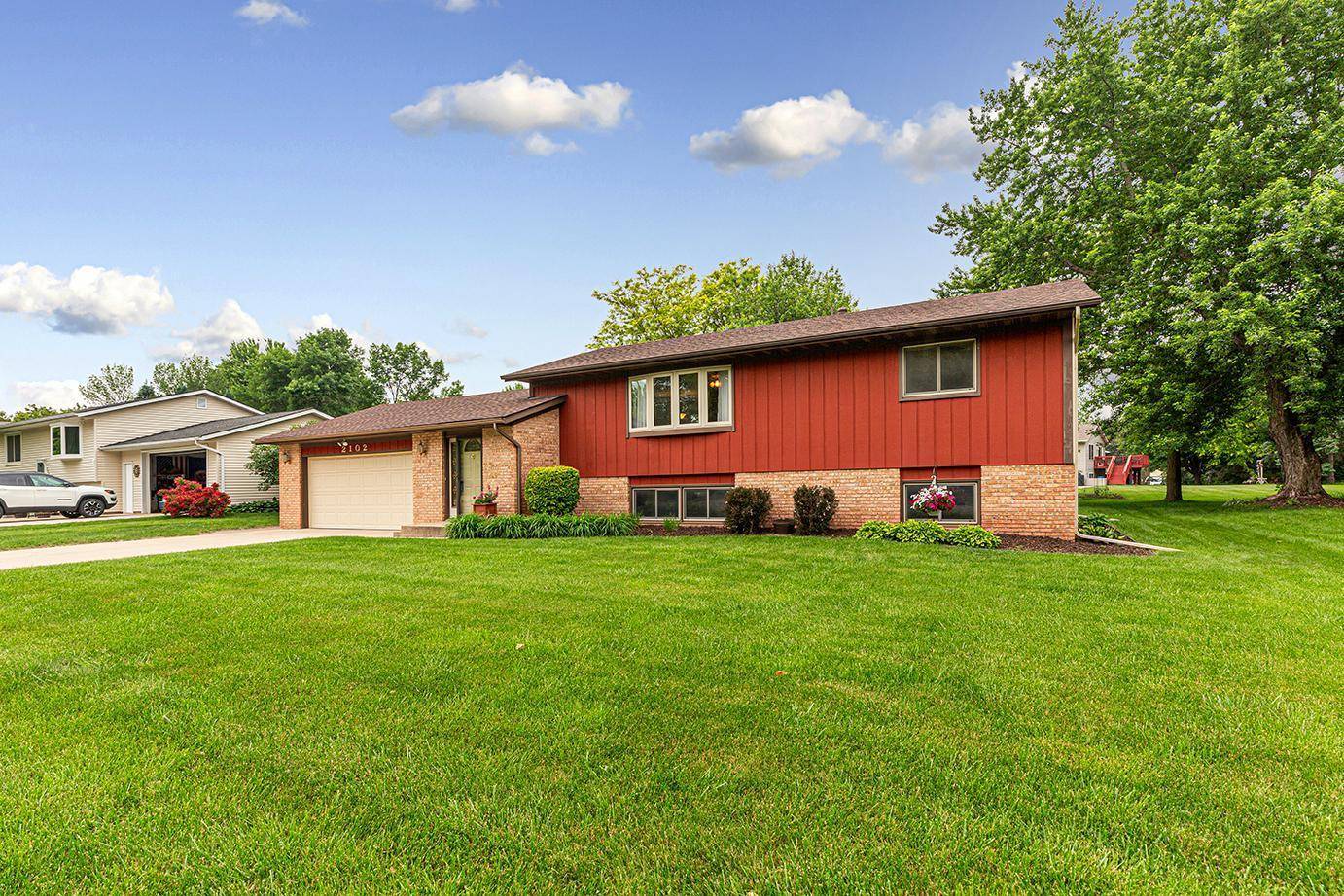 Owatonna, MN 55060,2102 8th AVE NE