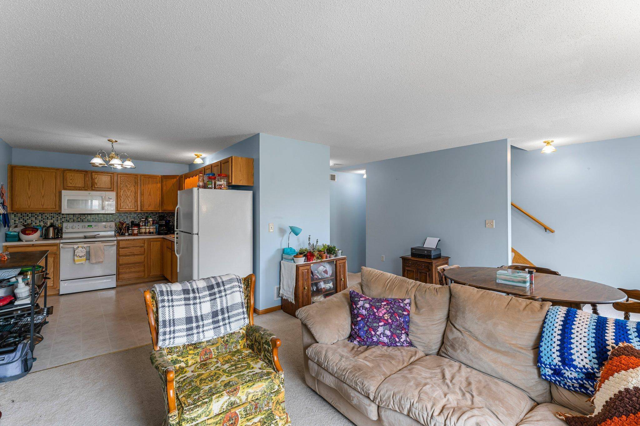 Maplewood, MN 55109,1587 County Road D E #B