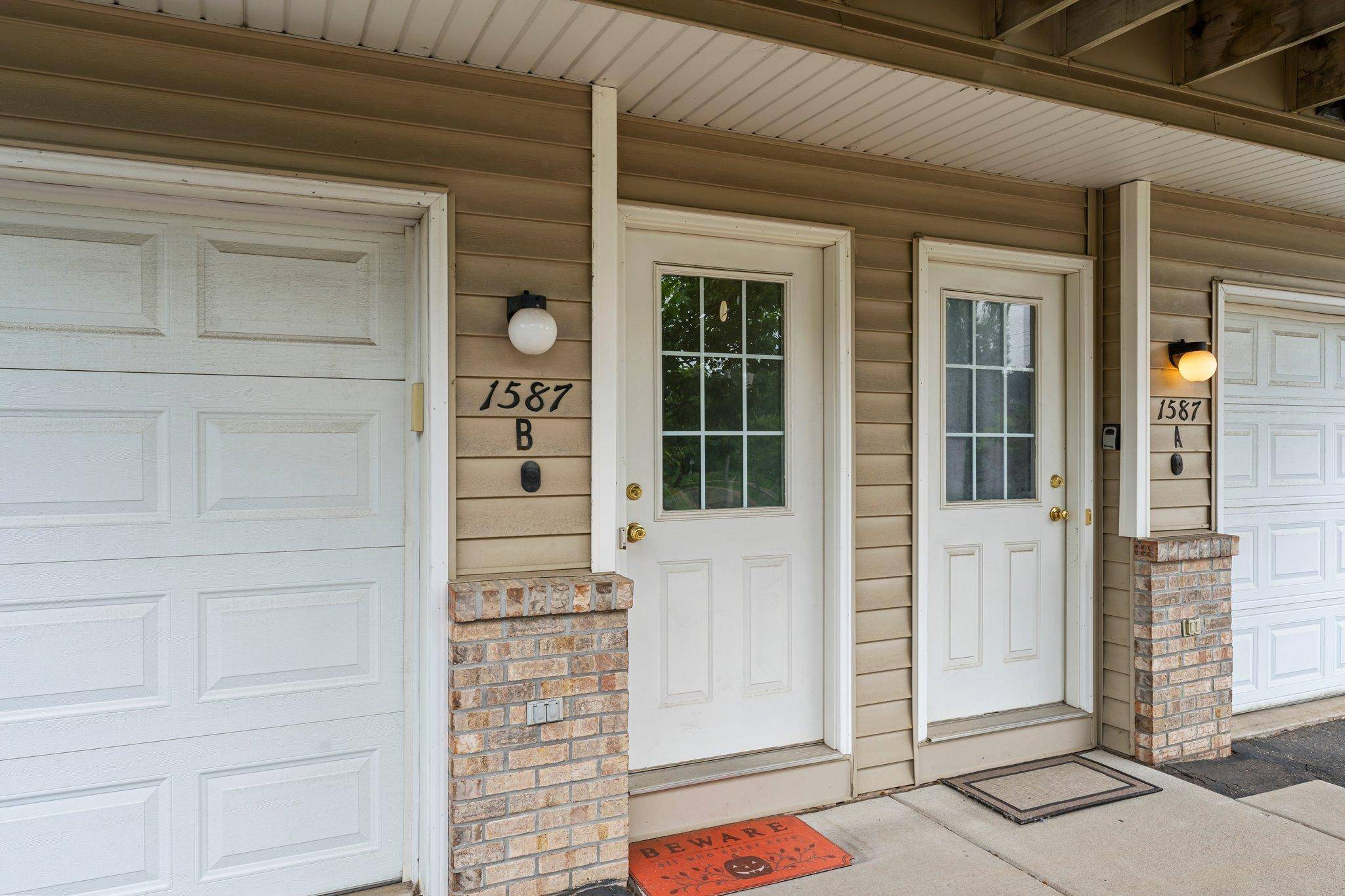 Maplewood, MN 55109,1587 County Road D E #B