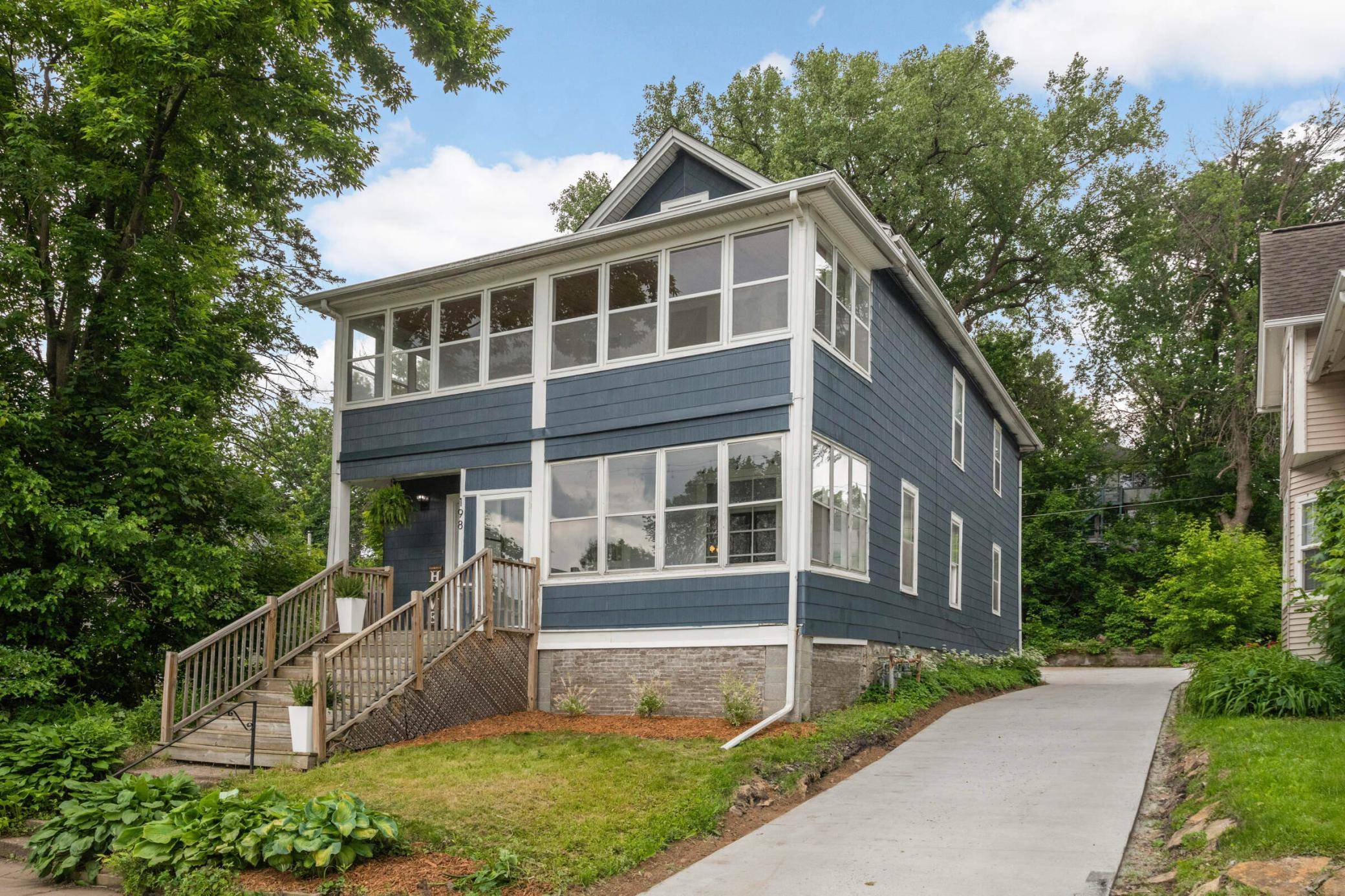 Saint Paul, MN 55107,198 Robie ST W
