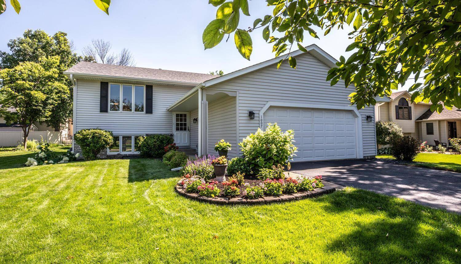 Eagan, MN 55123,1007 Savannah RD