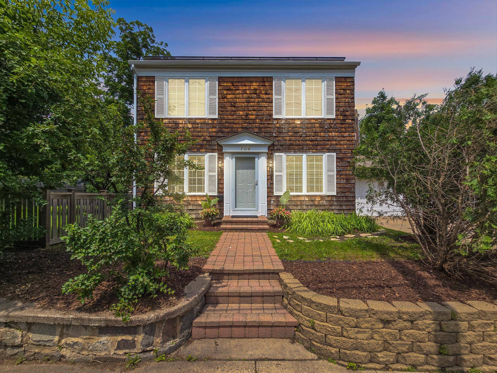 Wayzata, MN 55391,709 Wayzata BLVD E