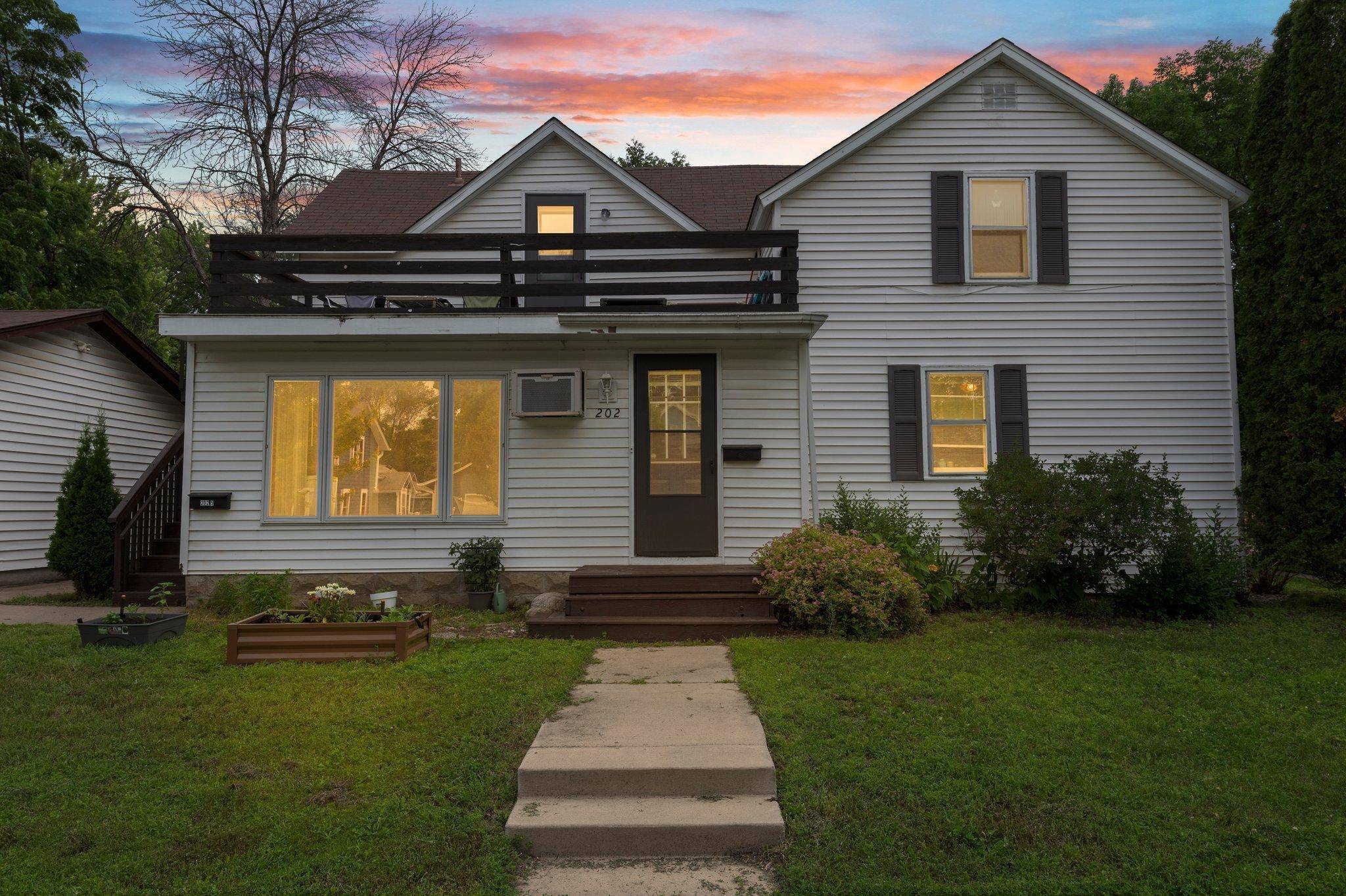 Chaska, MN 55318,202 N Maple ST
