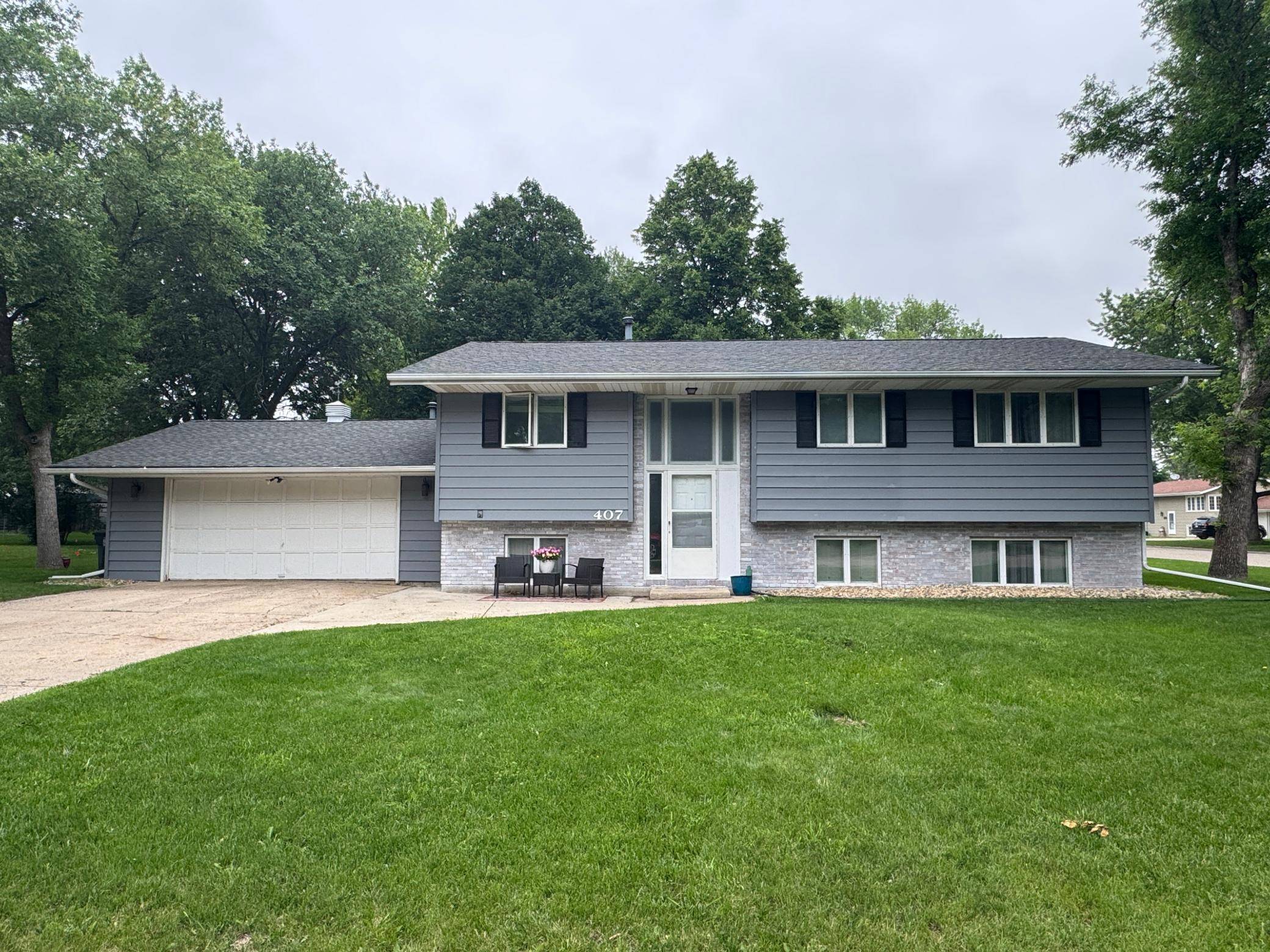 Marshall, MN 56258,407 Dogwood AVE