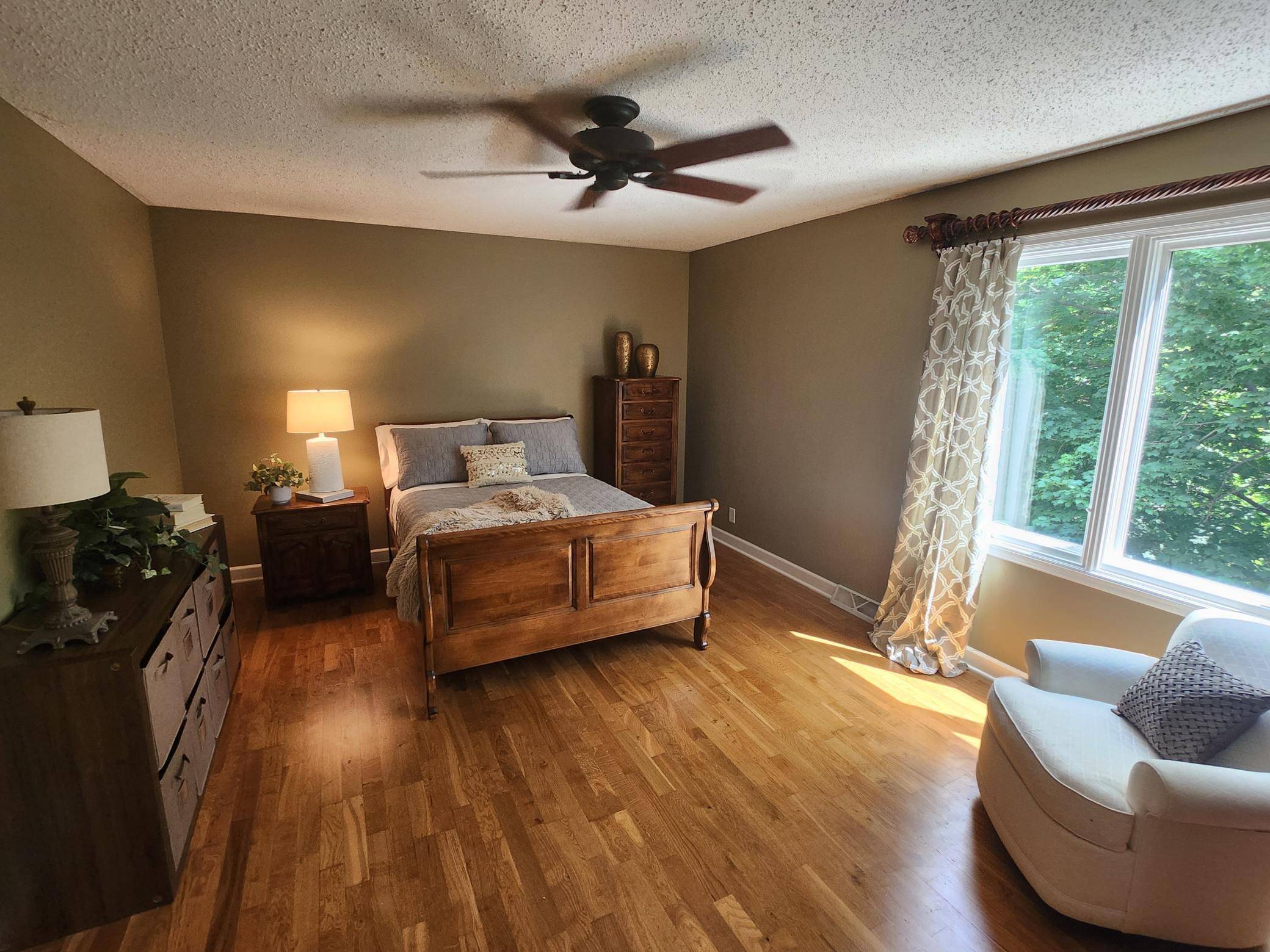 Deephaven, MN 55391,3900 Hillcrest WAY