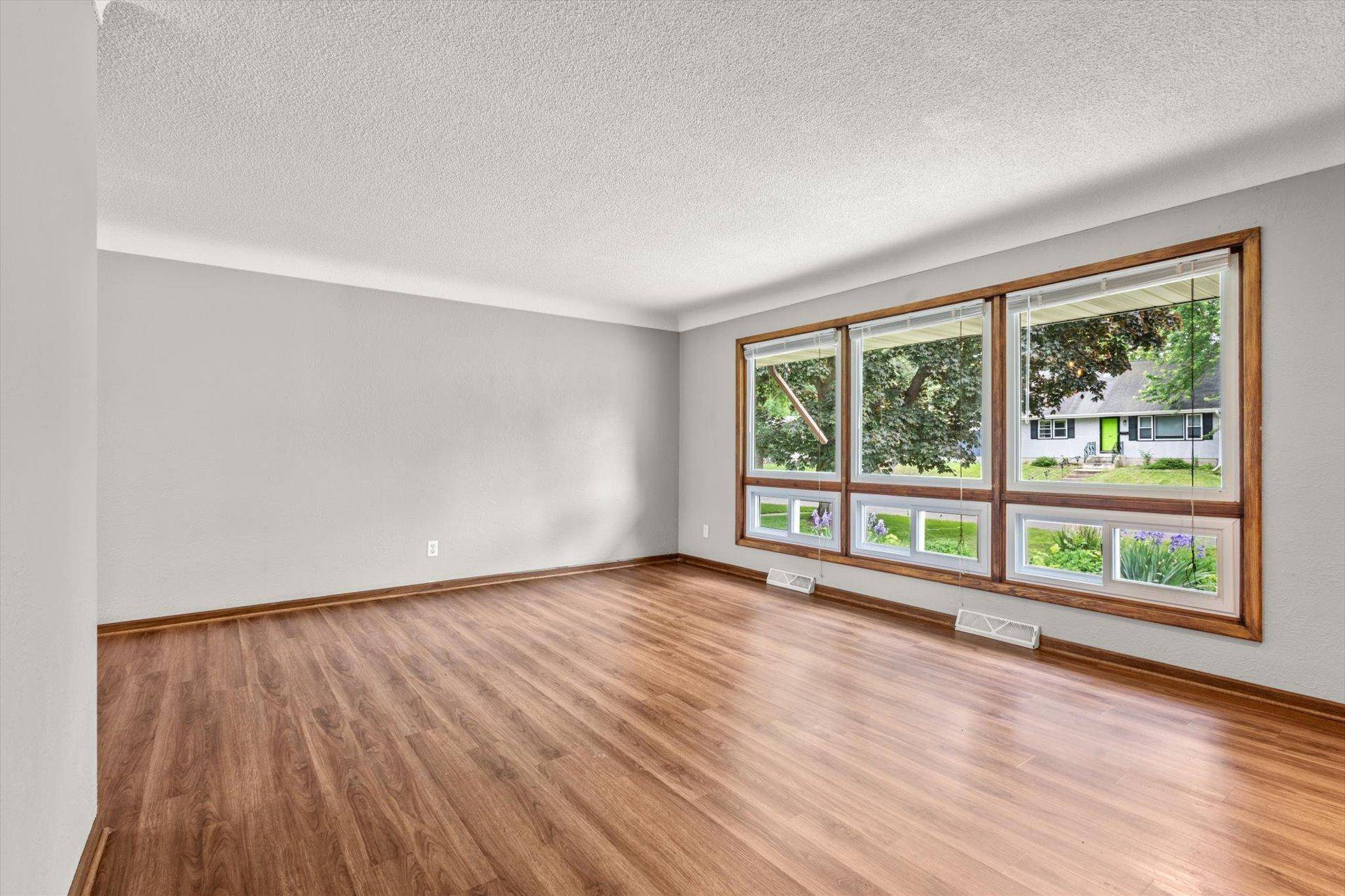 West Saint Paul, MN 55118,261 Stanley ST