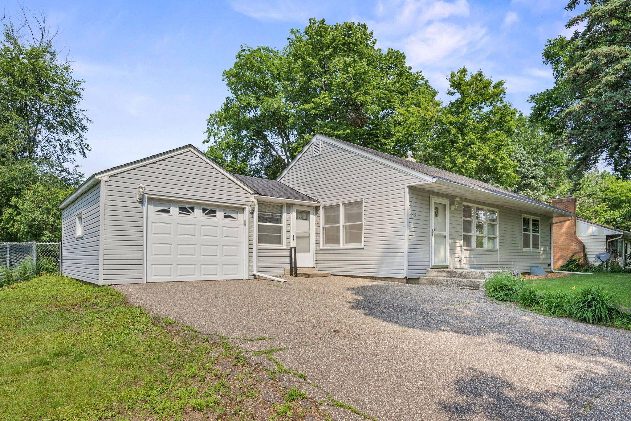 Minnetonka, MN 55345,4932 Acorn Ridge RD