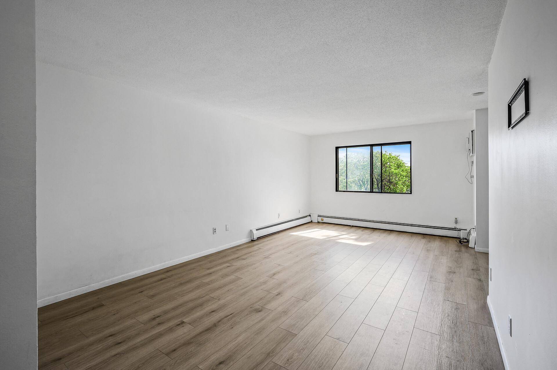 Edina, MN 55435,4101 Parklawn AVE #320