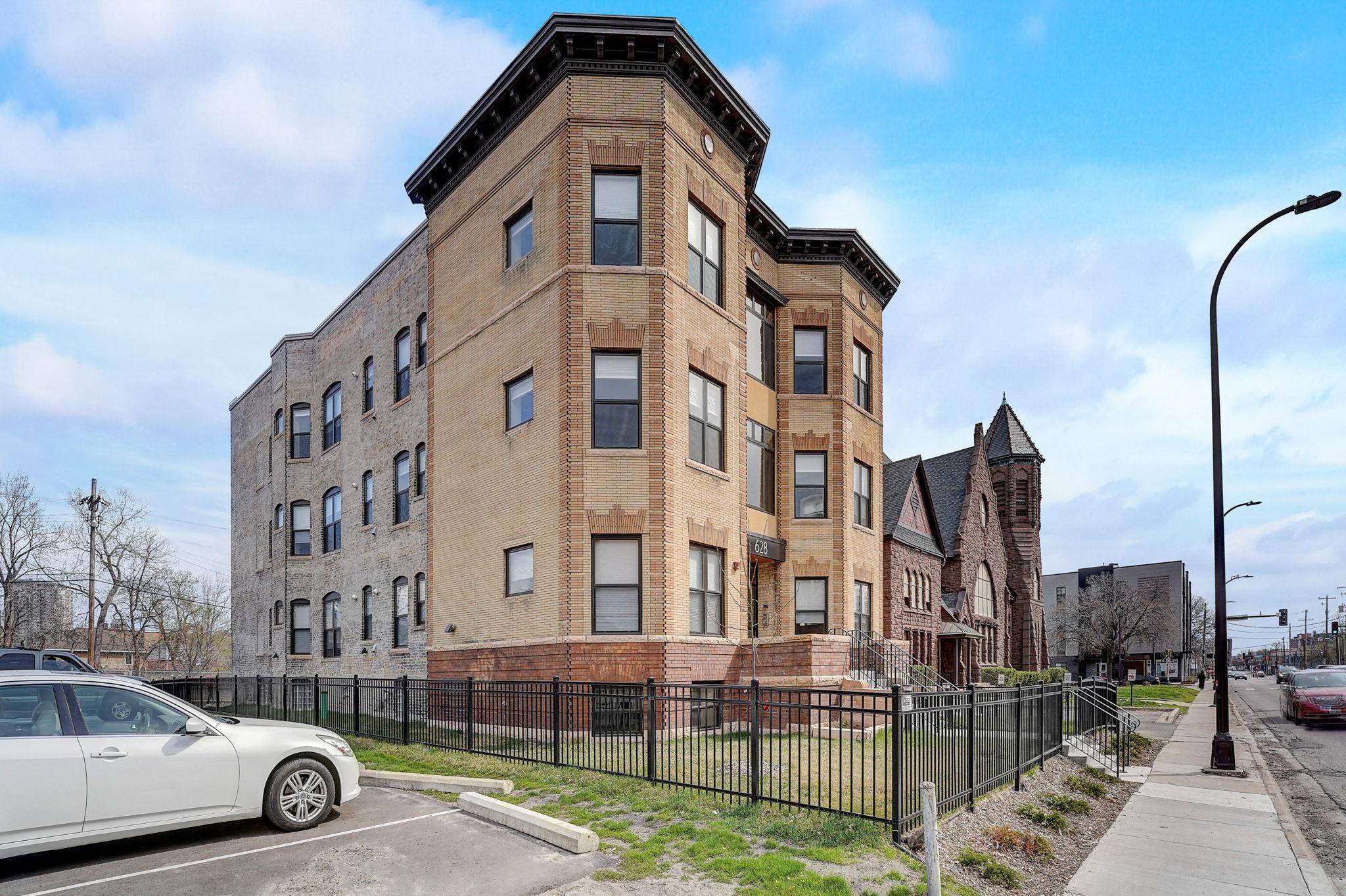 Minneapolis, MN 55404,628 E Franklin AVE #301