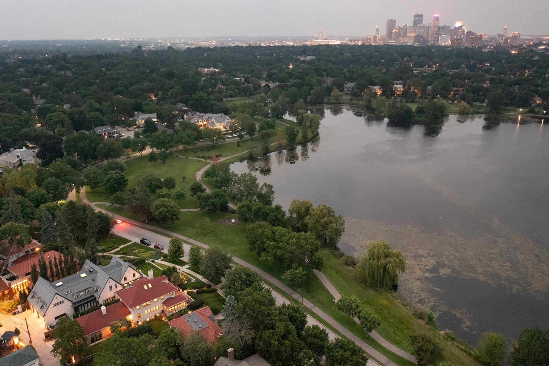 Minneapolis, MN 55405,2554 W Lake Of The Isles Pkwy