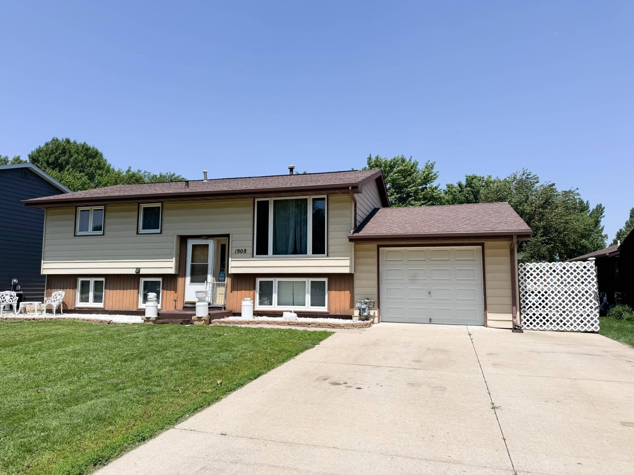 Worthington, MN 56187,1908 Summit AVE