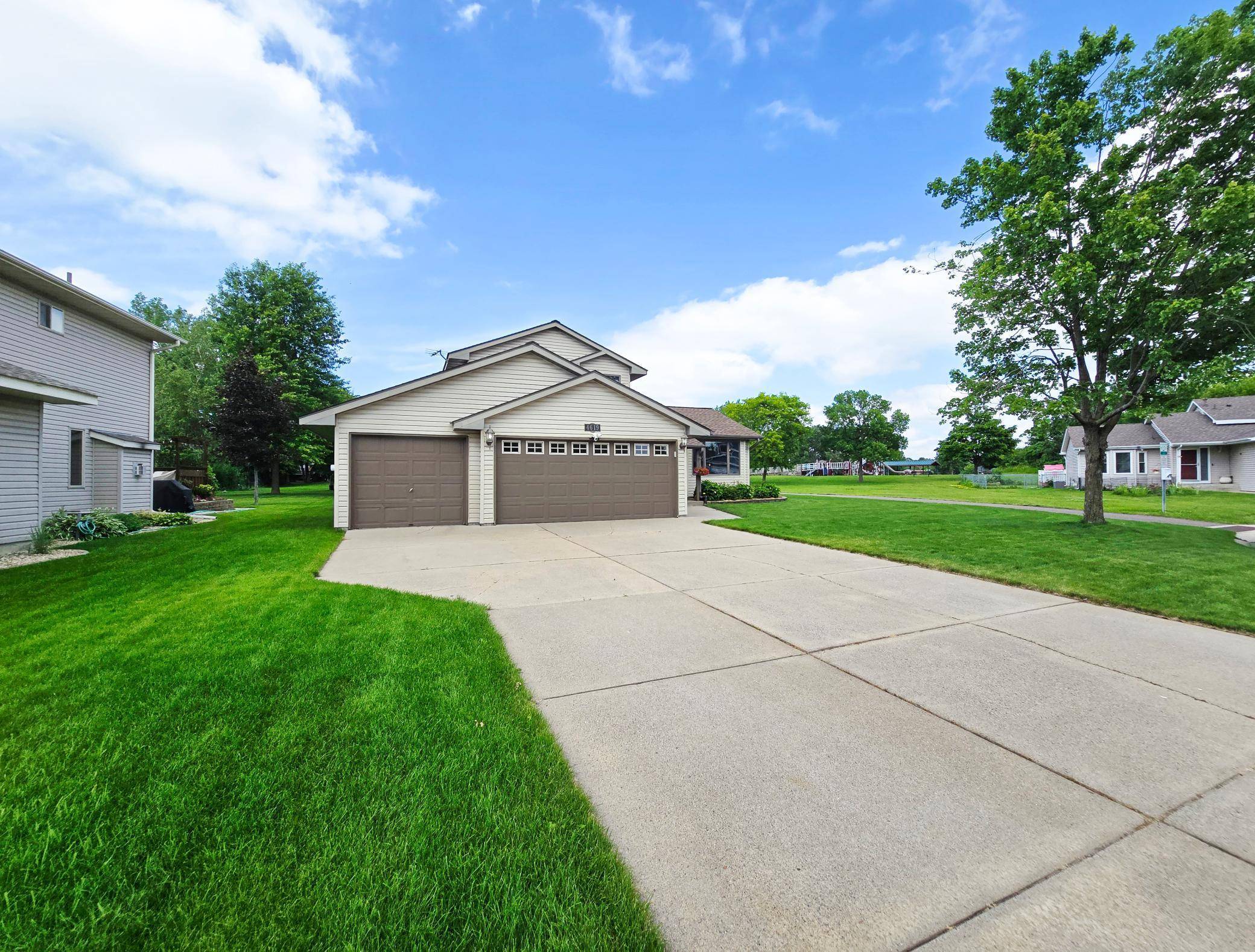 Oakdale, MN 55128,4619 Heather WAY N