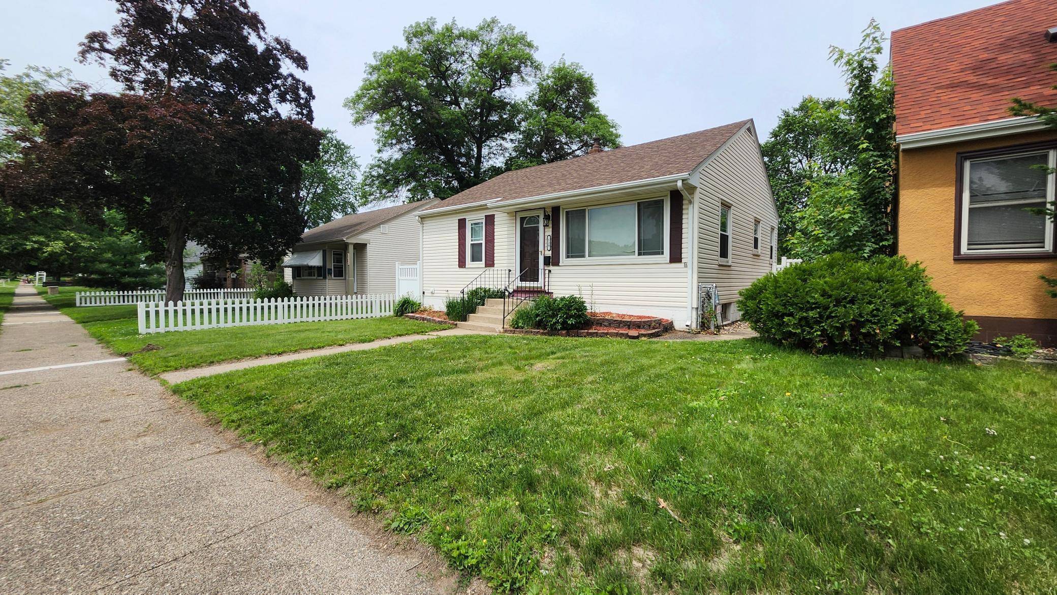 South Saint Paul, MN 55075,129 E Frost ST