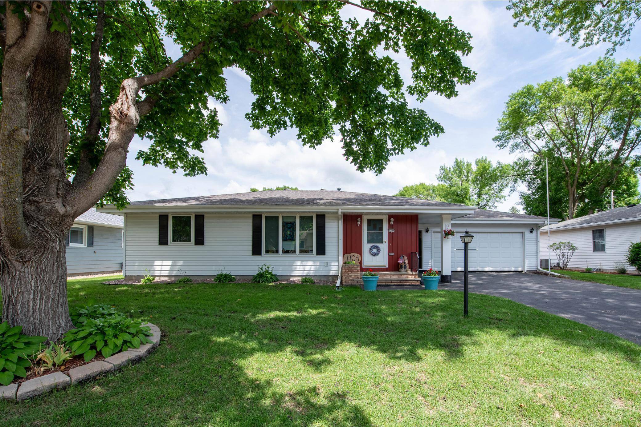 Mankato, MN 56001,1704 Fair ST