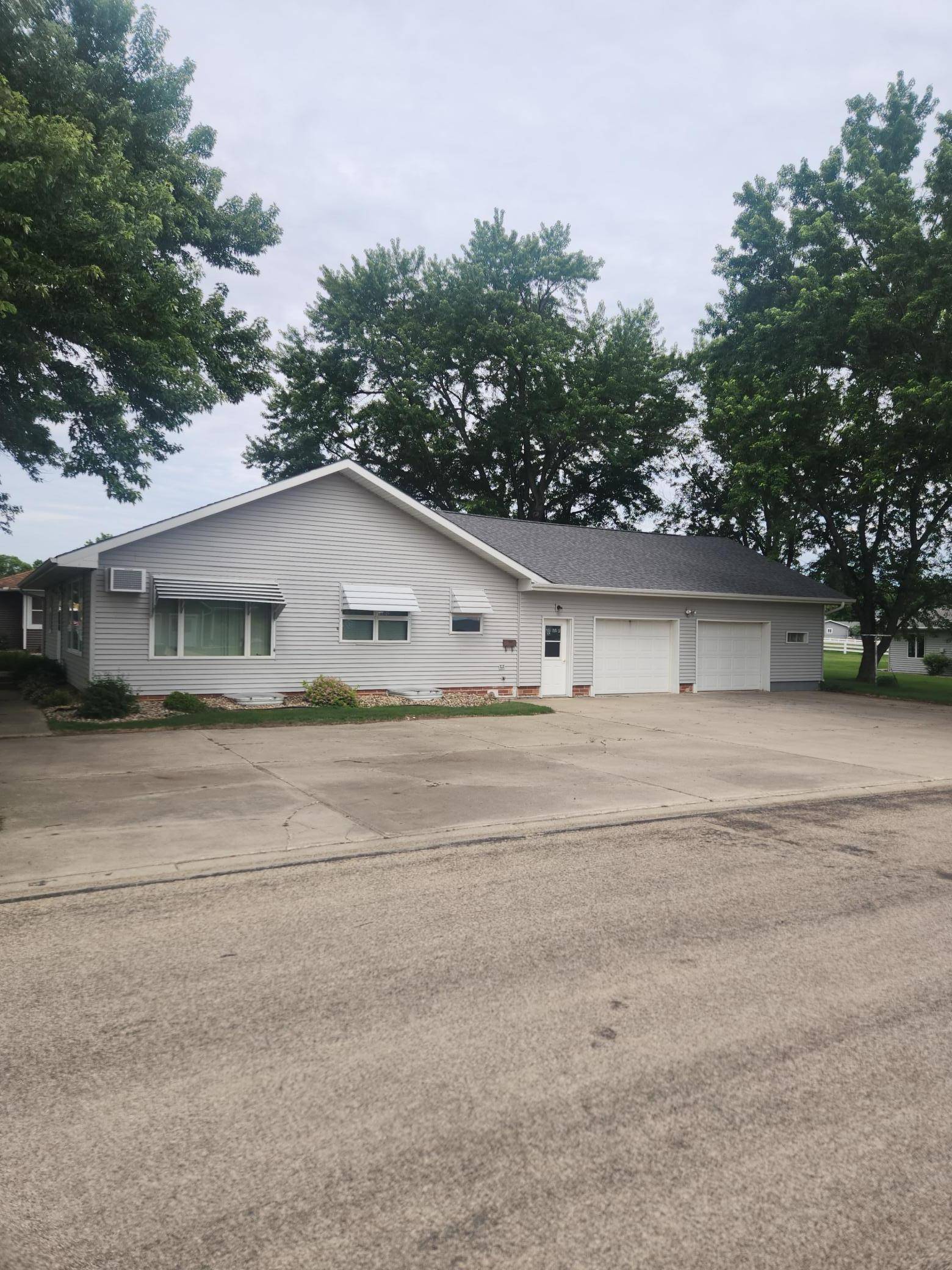 Edgerton, MN 56128,140 Trosky RD W