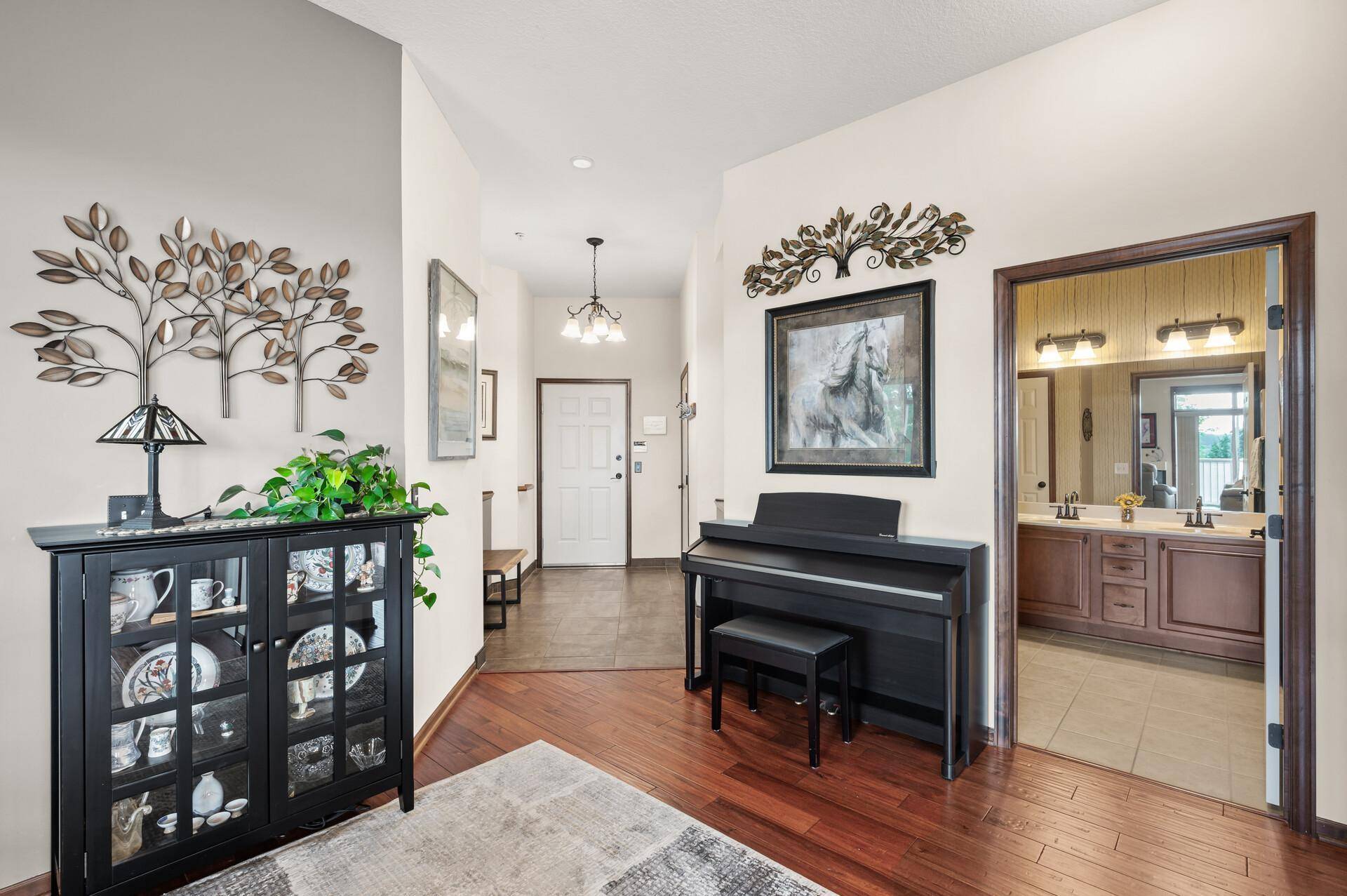 Maplewood, MN 55109,1256 County Road D E #103