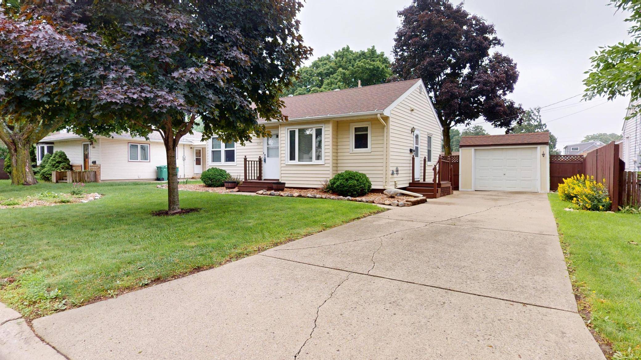 Albert Lea, MN 56007,507 E Hawthorne ST