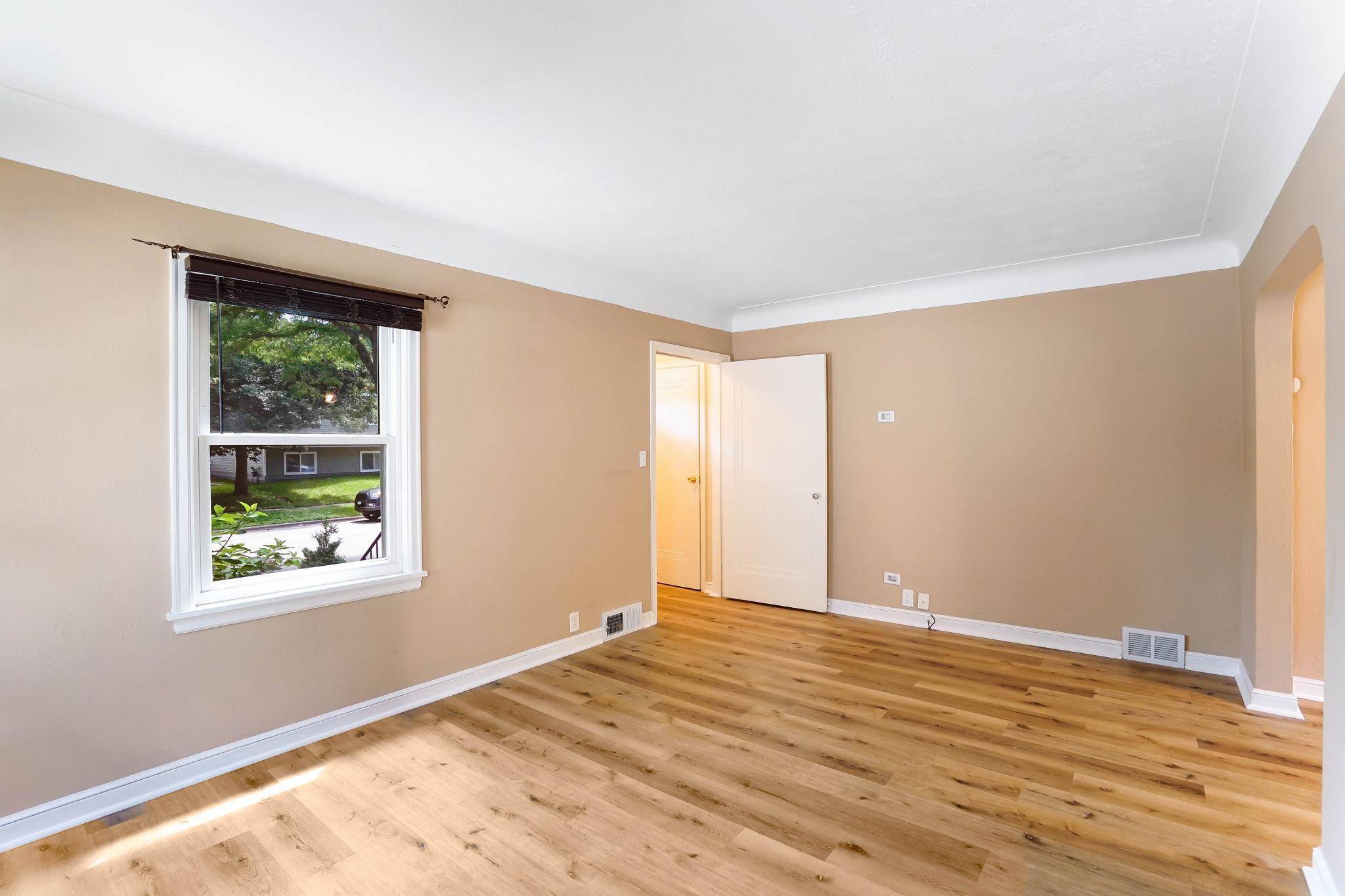 Saint Paul, MN 55106,985 Rose AVE E