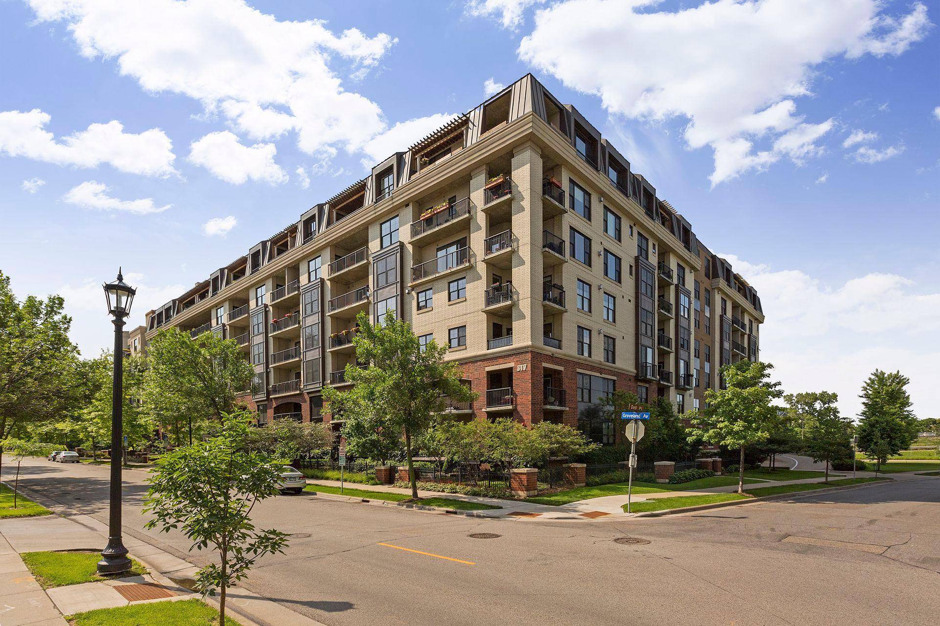 Minneapolis, MN 55403,317 Groveland Ave #514