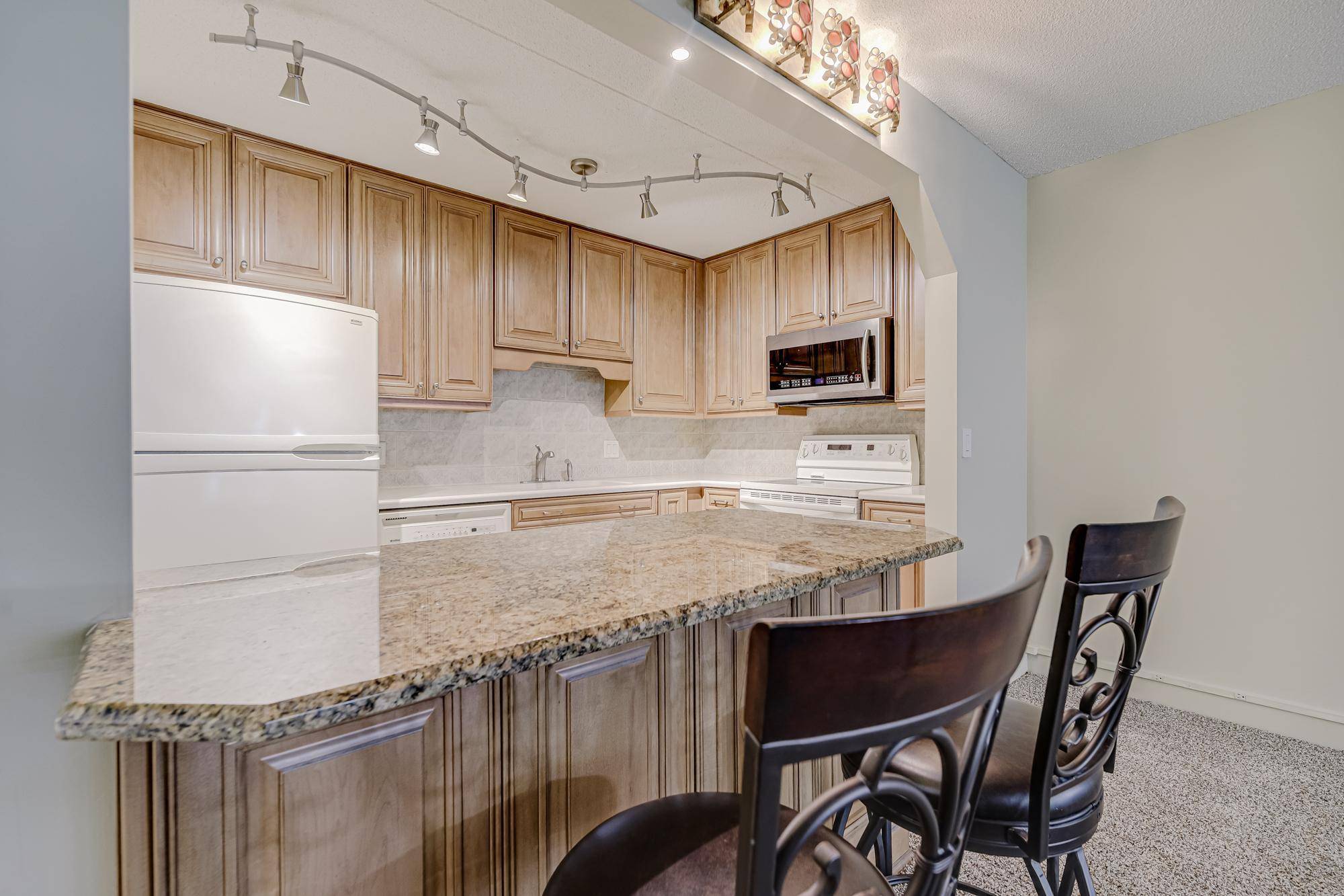 Minnetonka, MN 55305,10521 Cedar Lake RD #208