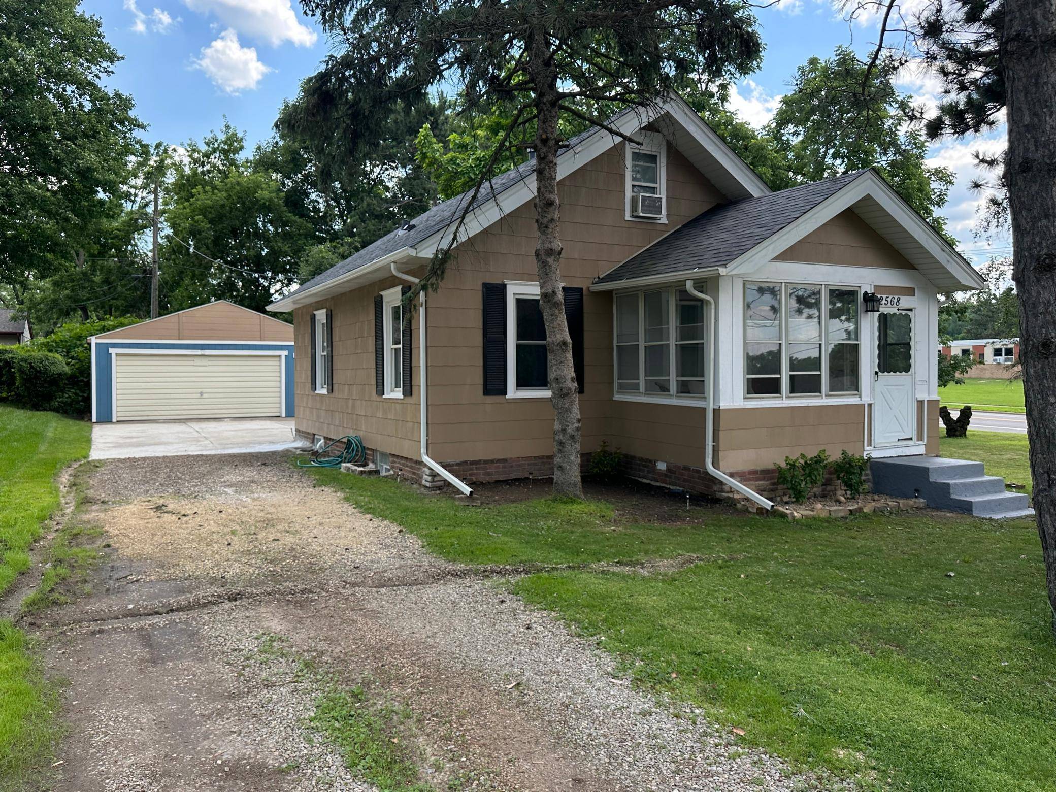 North Saint Paul, MN 55109,2568 South AVE E