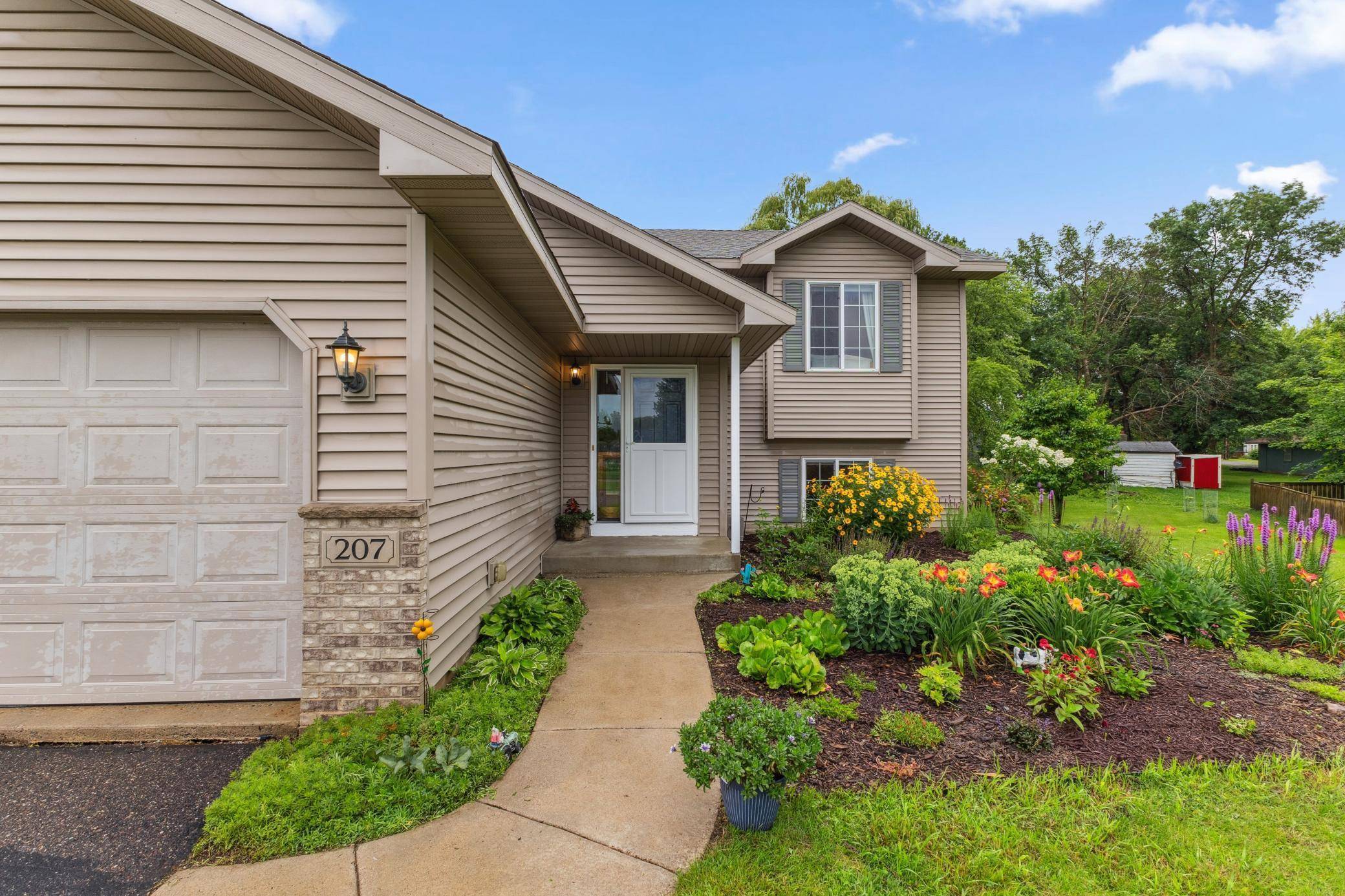 Annandale, MN 55302,207 Ash ST E