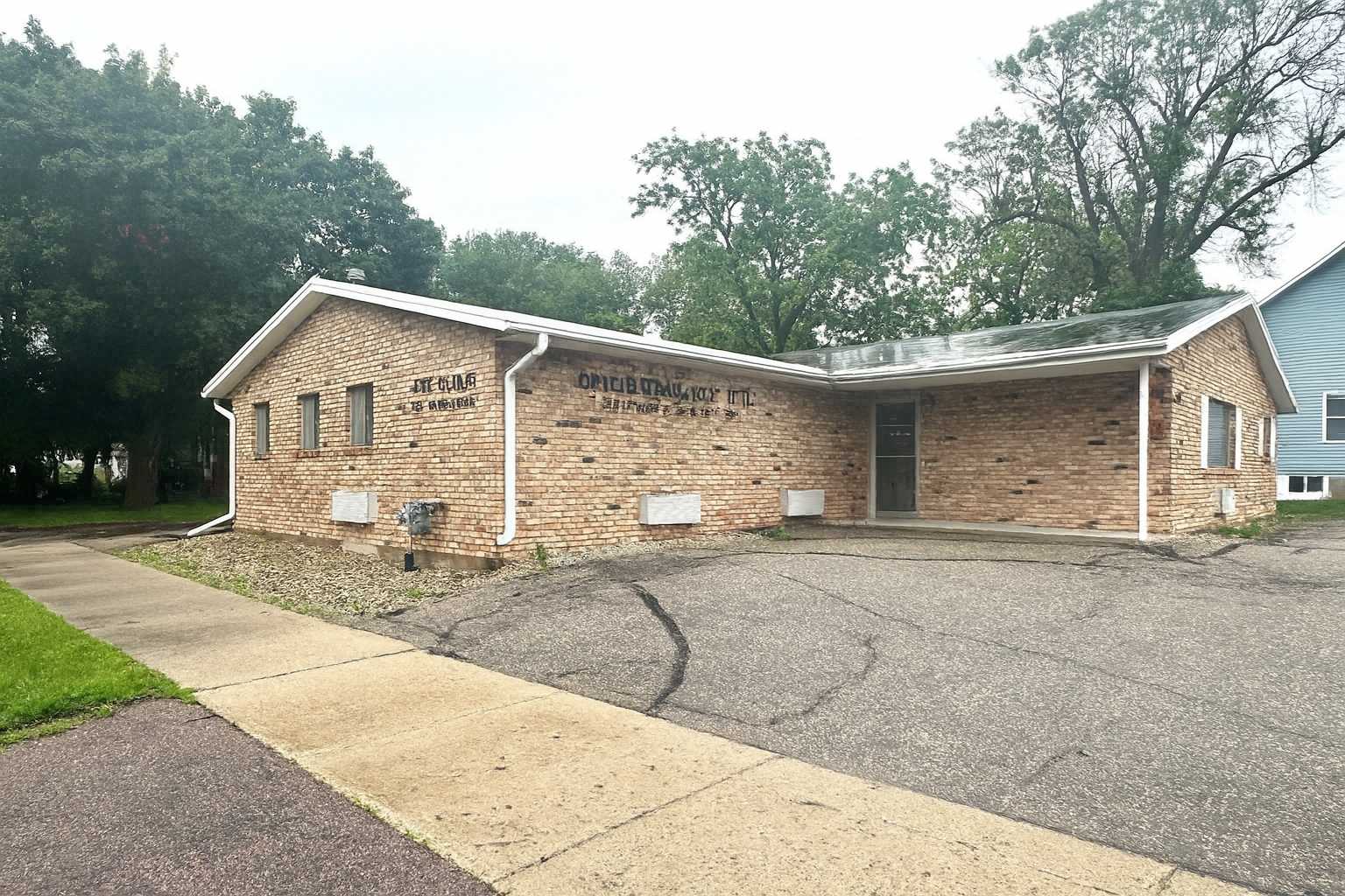 Worthington, MN 56187,722 10th ST