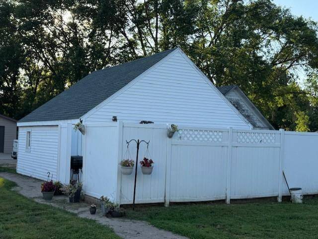 Windom, MN 56101,1332 2nd AVE