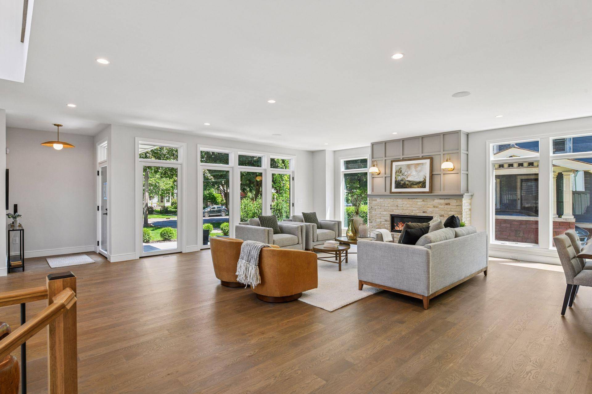 Minneapolis, MN 55405,1984 Kenwood Pkwy