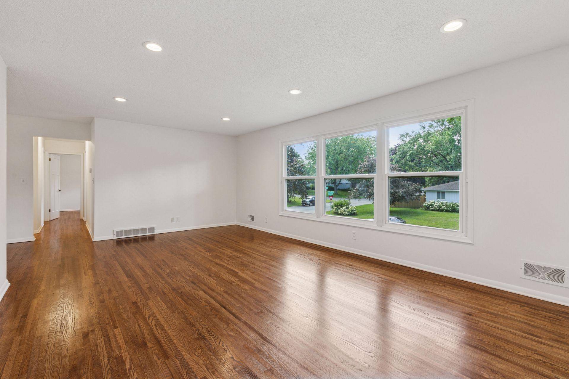 Eagan, MN 55122,2125 Sapphire LN