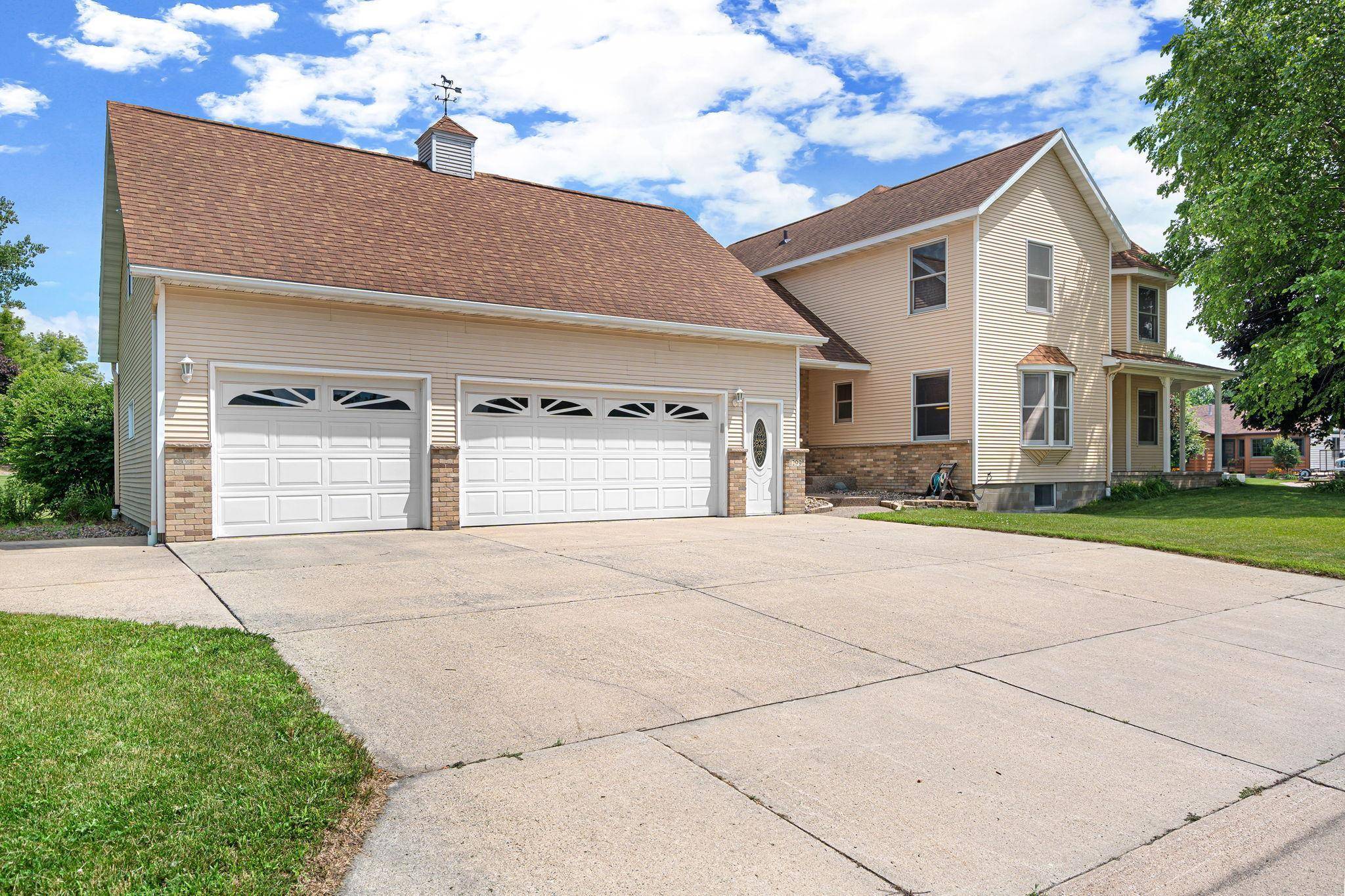 Owatonna, MN 55060,1299 Bellflower LN NE