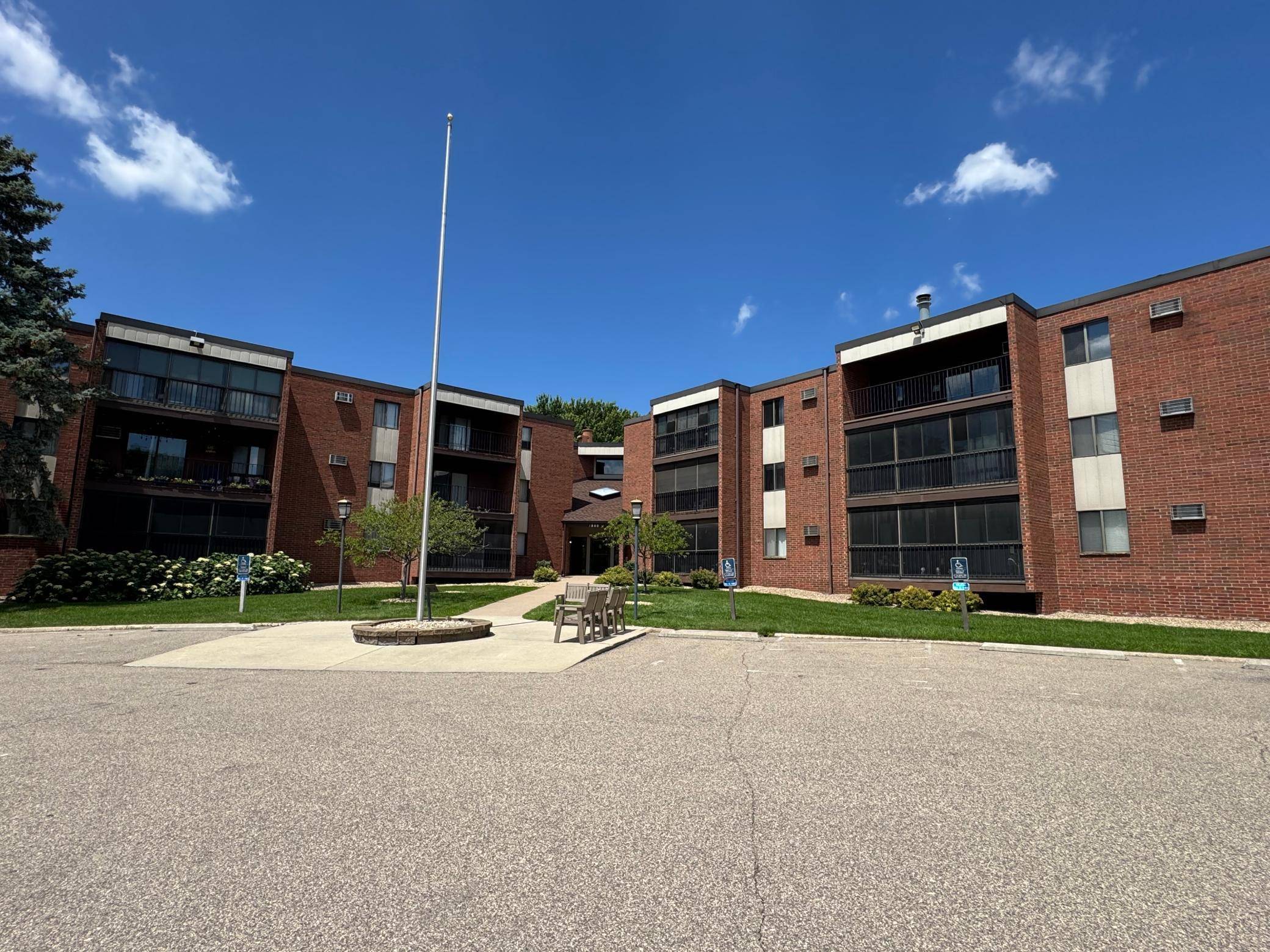Burnsville, MN 55337,1800 Riverwood DR #323