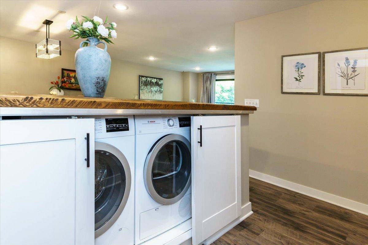 Minnetonka, MN 55305,10501 Cedar Lake RD #404