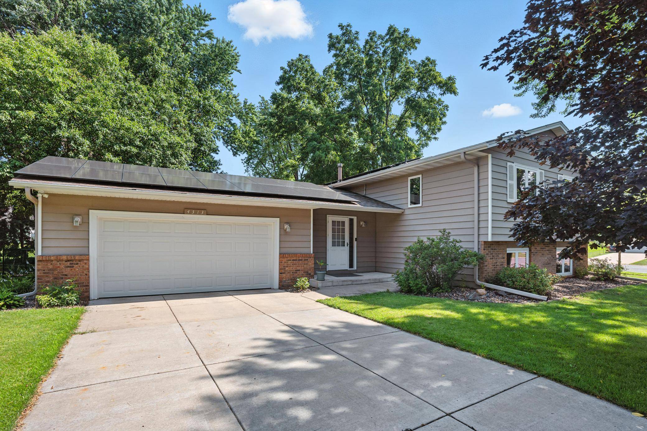 Eagan, MN 55122,4313 Bear Path TRL