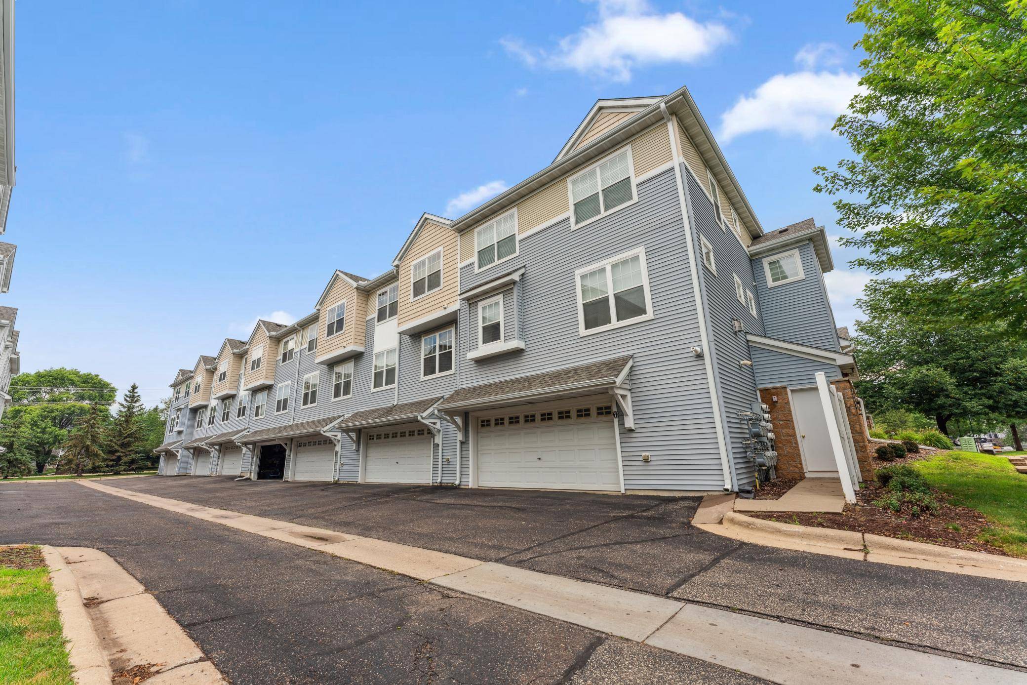 Maplewood, MN 55109,1679 Village TRL E #3