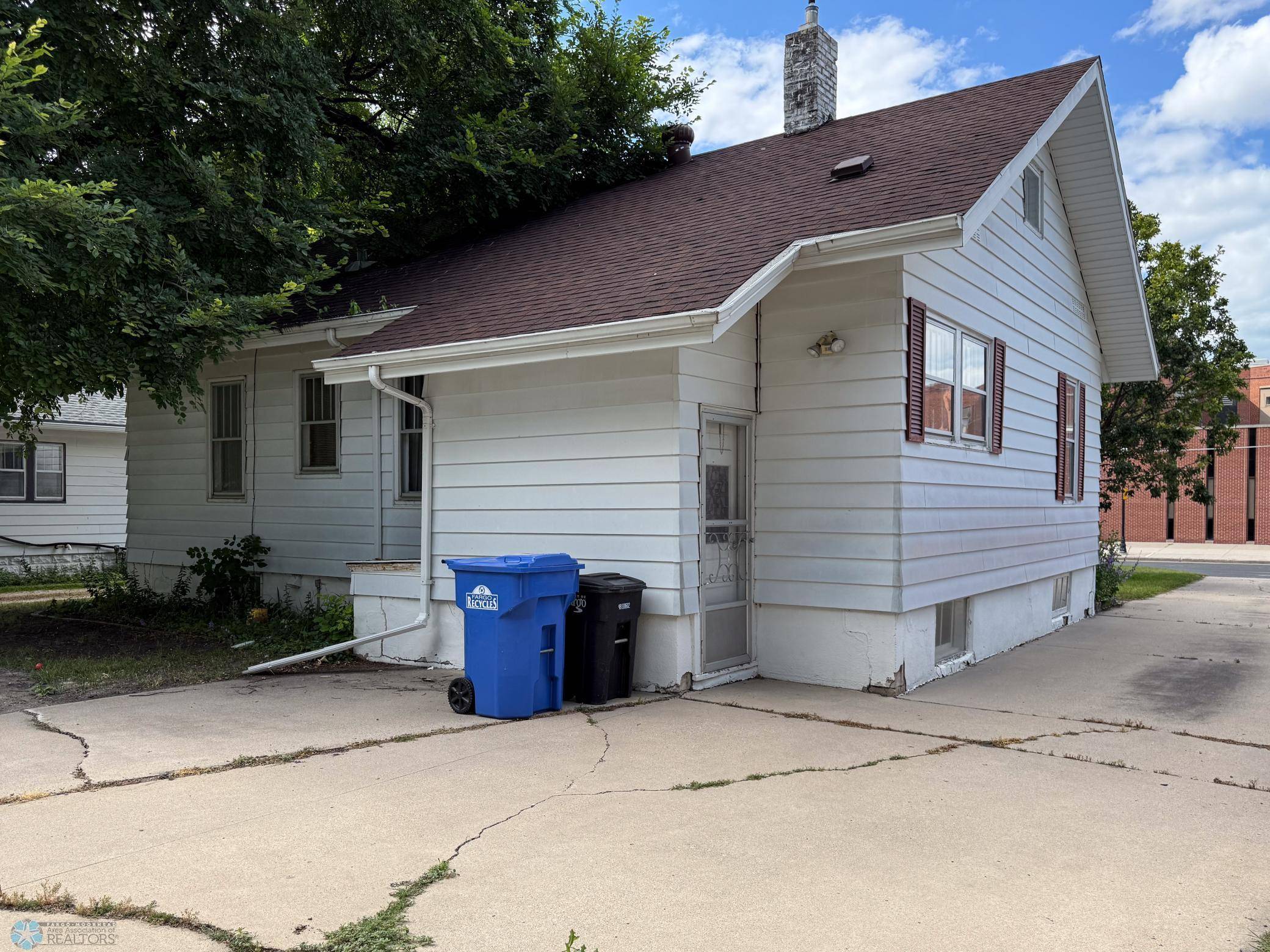 Fargo, ND 58103,1322 9th AVE S