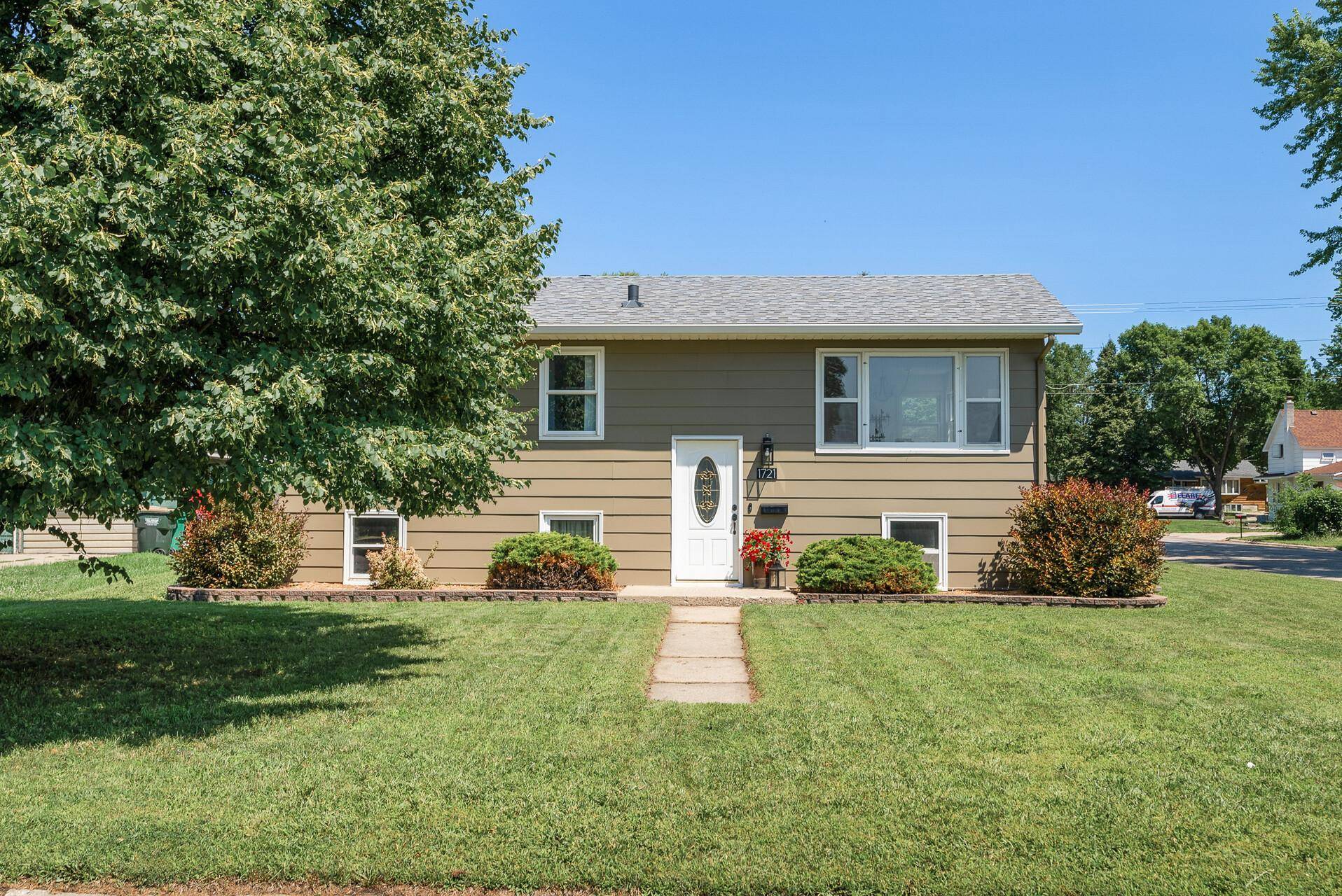 Glencoe, MN 55336,1721 14th ST E