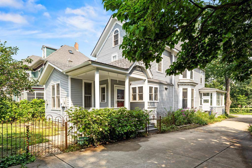 Saint Paul, MN 55102,520 Holly AVE