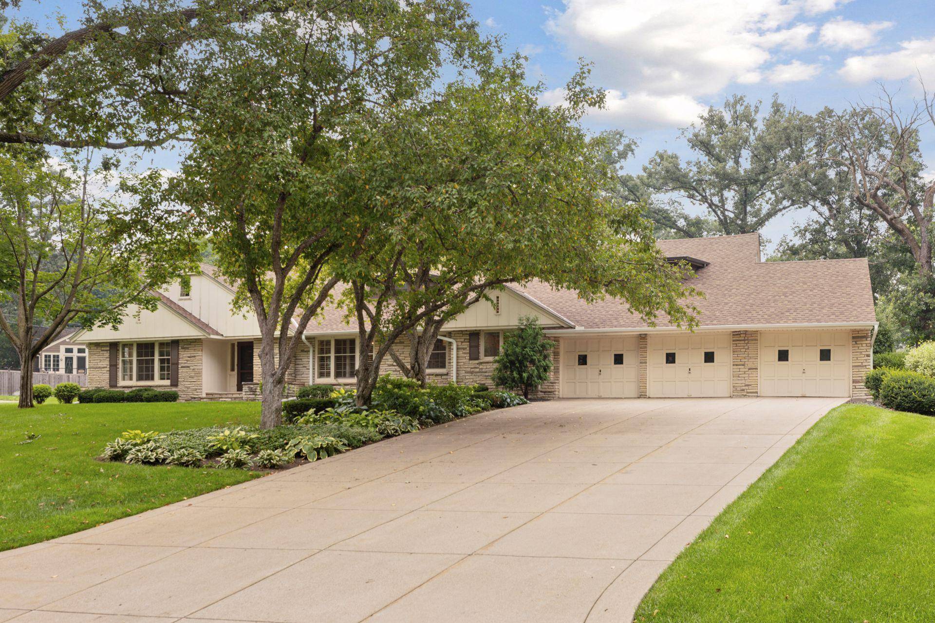 Edina, MN 55424,25 Woodland RD