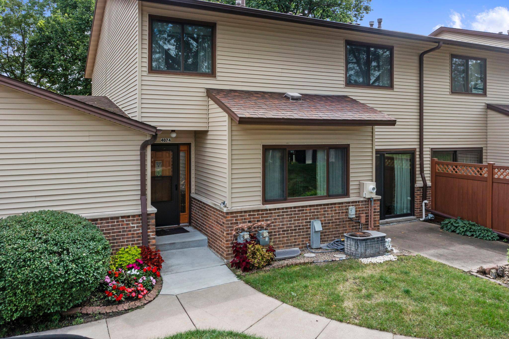 Saint Anthony, MN 55421,4074 Foss RD